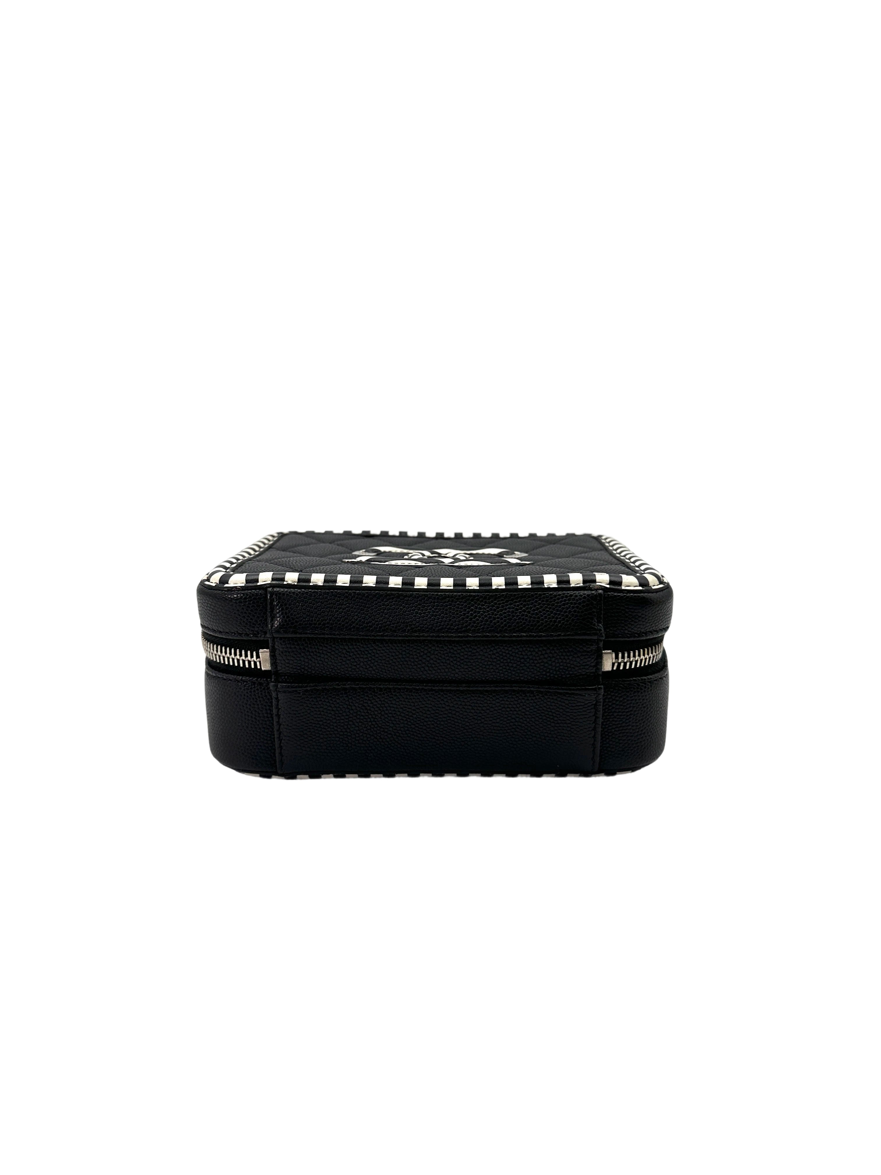Chanel CC Filigree Black/White Striped Quilted Leather Vanity Case(27***59) CC1793