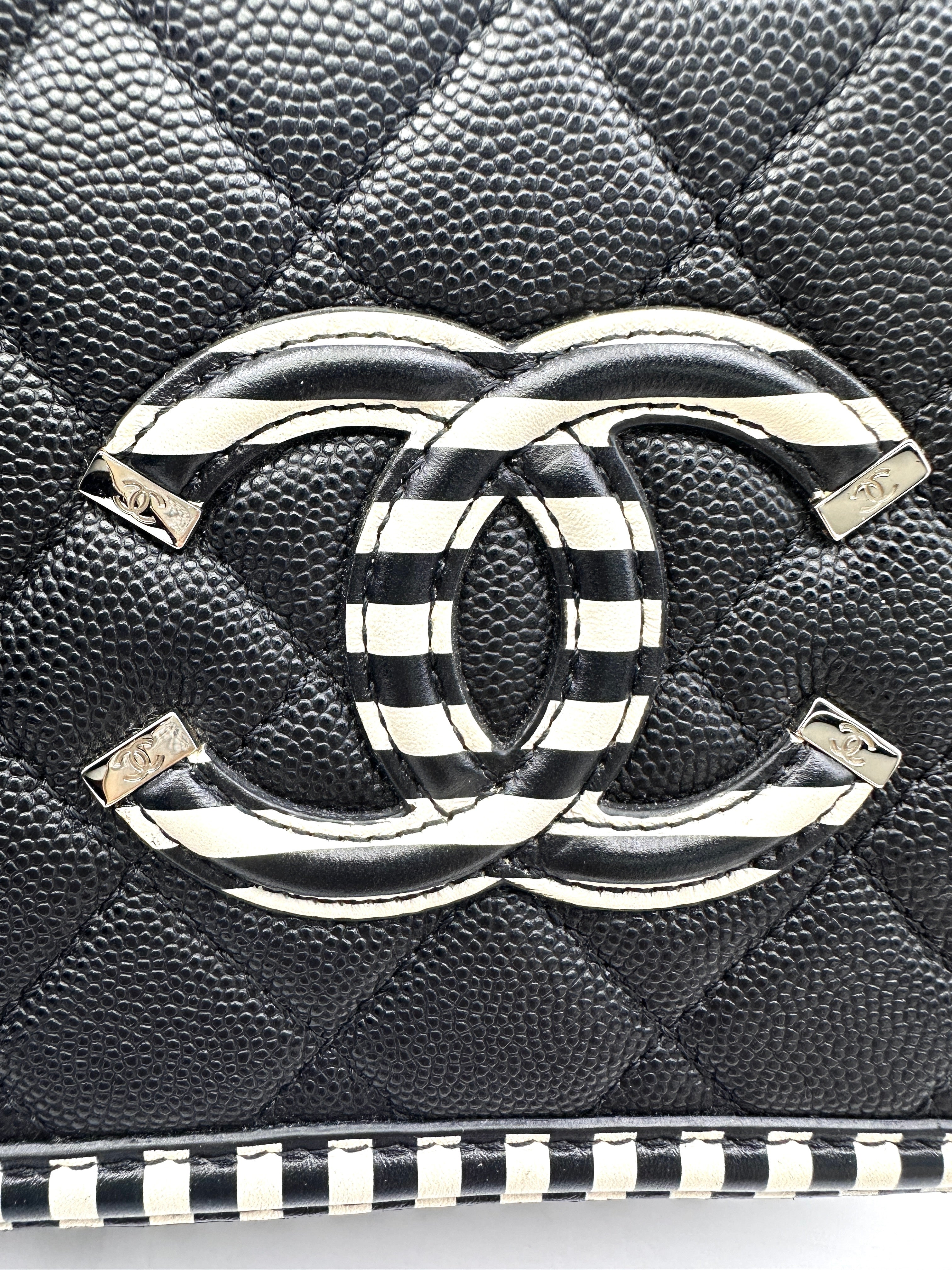 Chanel CC Filigree Black/White Striped Quilted Leather Vanity Case(27***59) CC1793