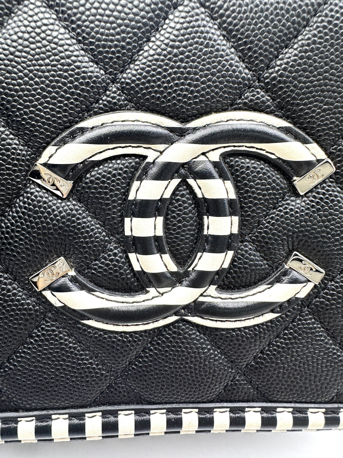 Chanel CC Filigree Black/White Striped Quilted Leather Vanity Case(27***59) CC1793