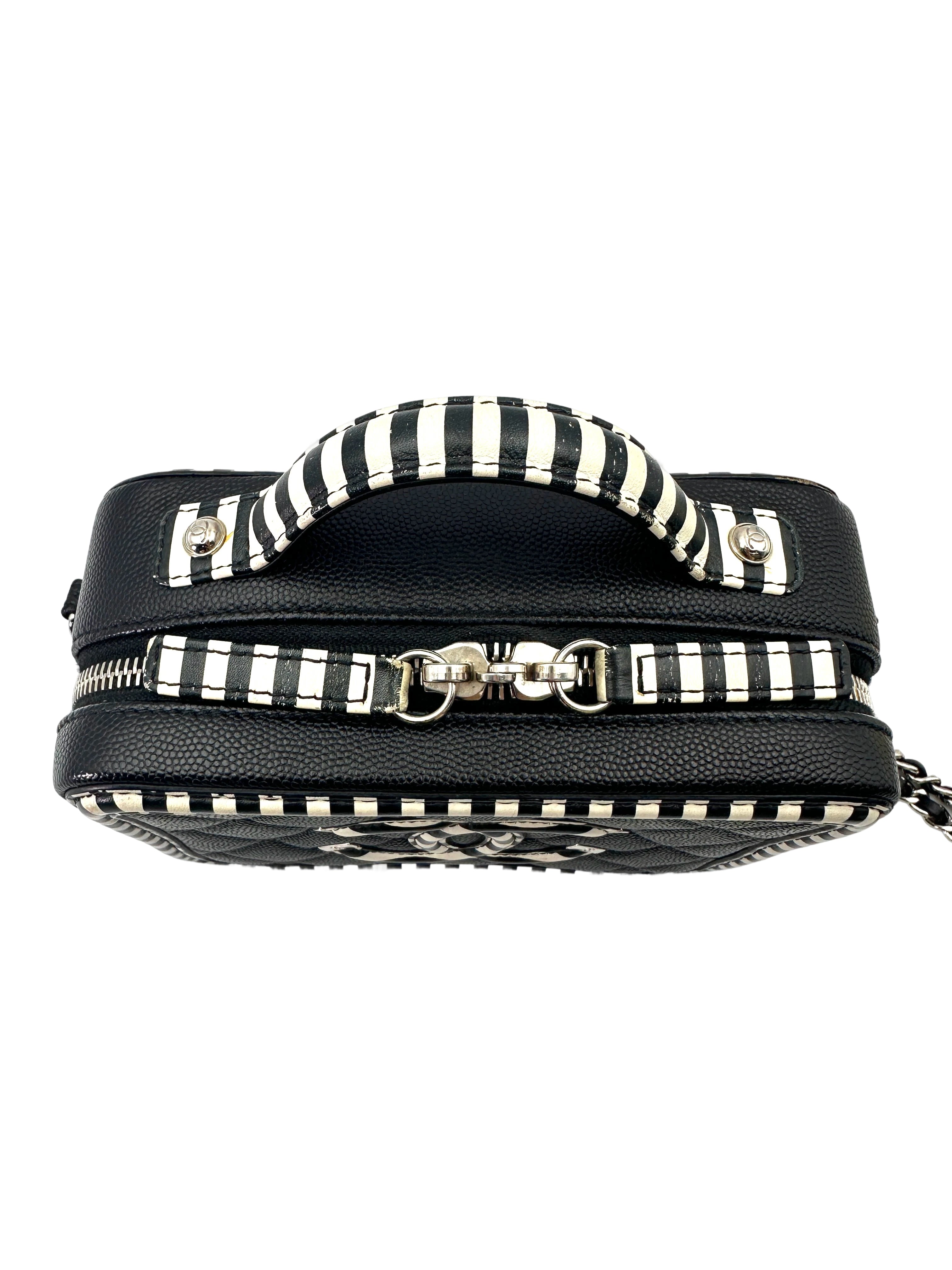 Chanel CC Filigree Black/White Striped Quilted Leather Vanity Case(27***59) CC1793