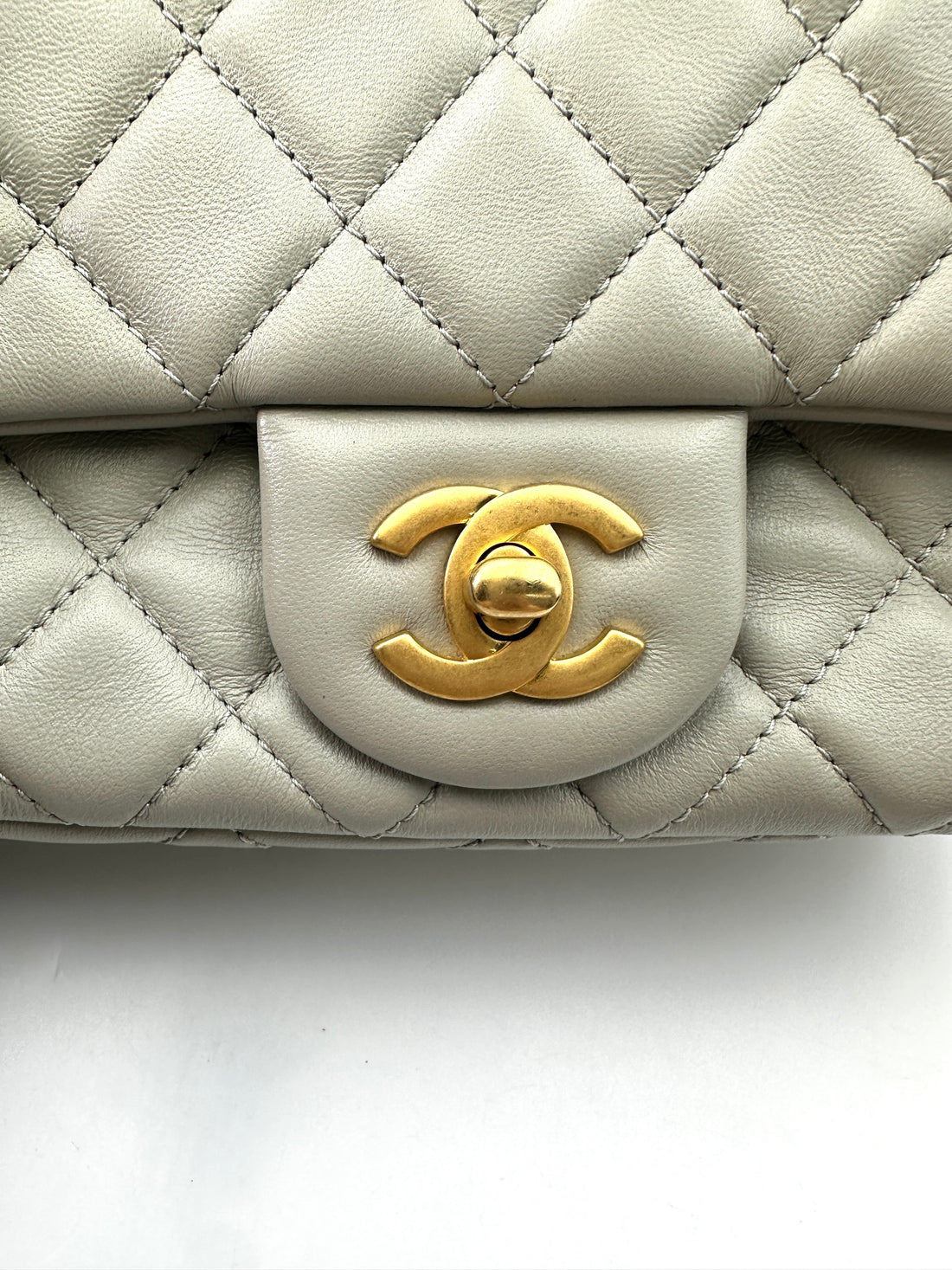 Chanel 22C Classic Flap Grey Quilted Leather Flap Bag With Gold Hardware(X4***53) CC1795