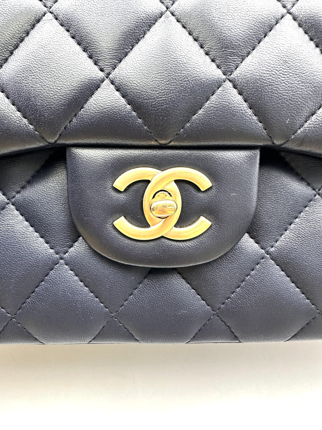 Chanel Classic Flap Navy Quilted Lambskin Jumbo Flap Bag(20***92) CC1802