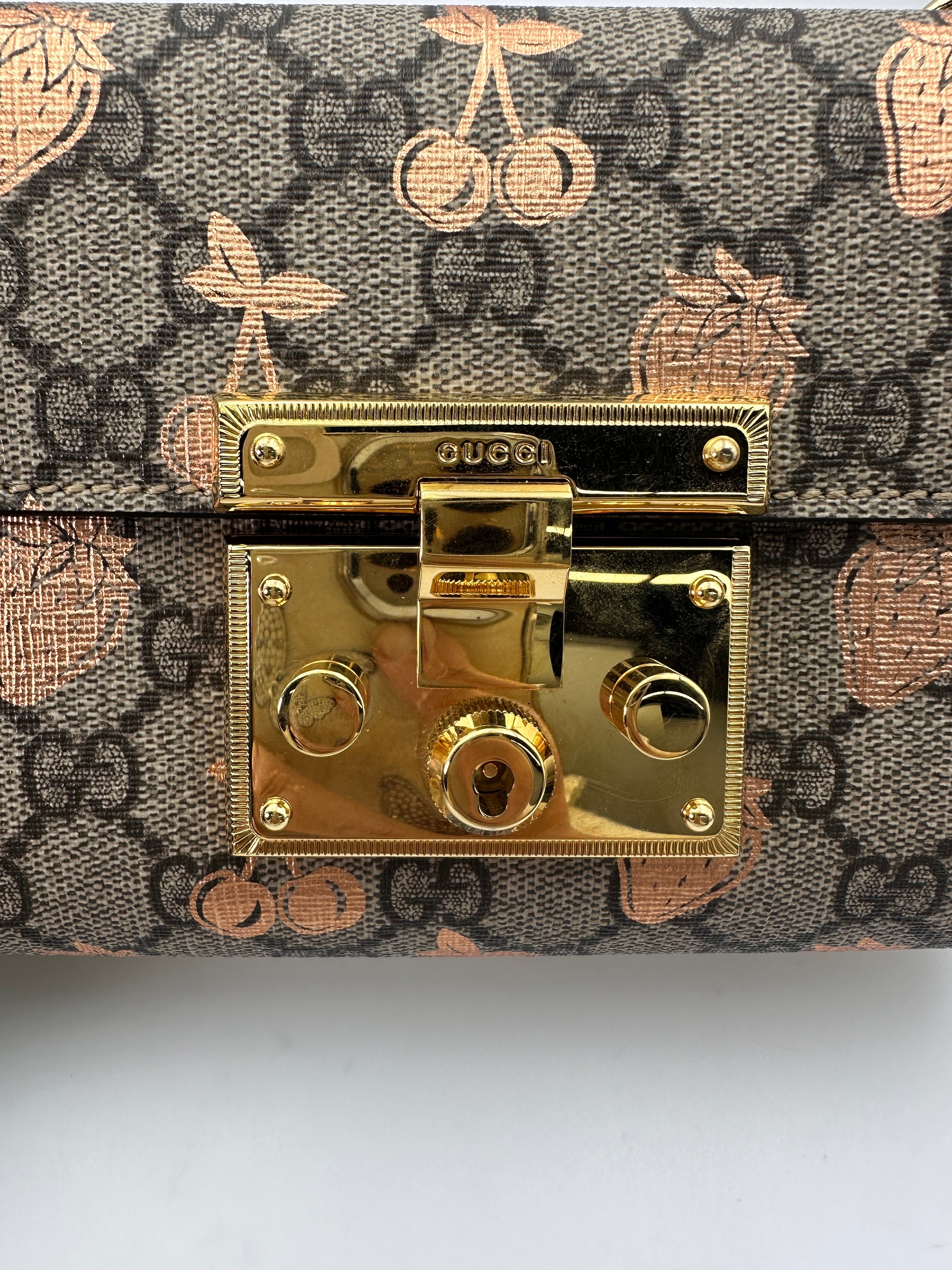 Gucci Padlock GG Supreme Berry Print Shoulder Bag GG860