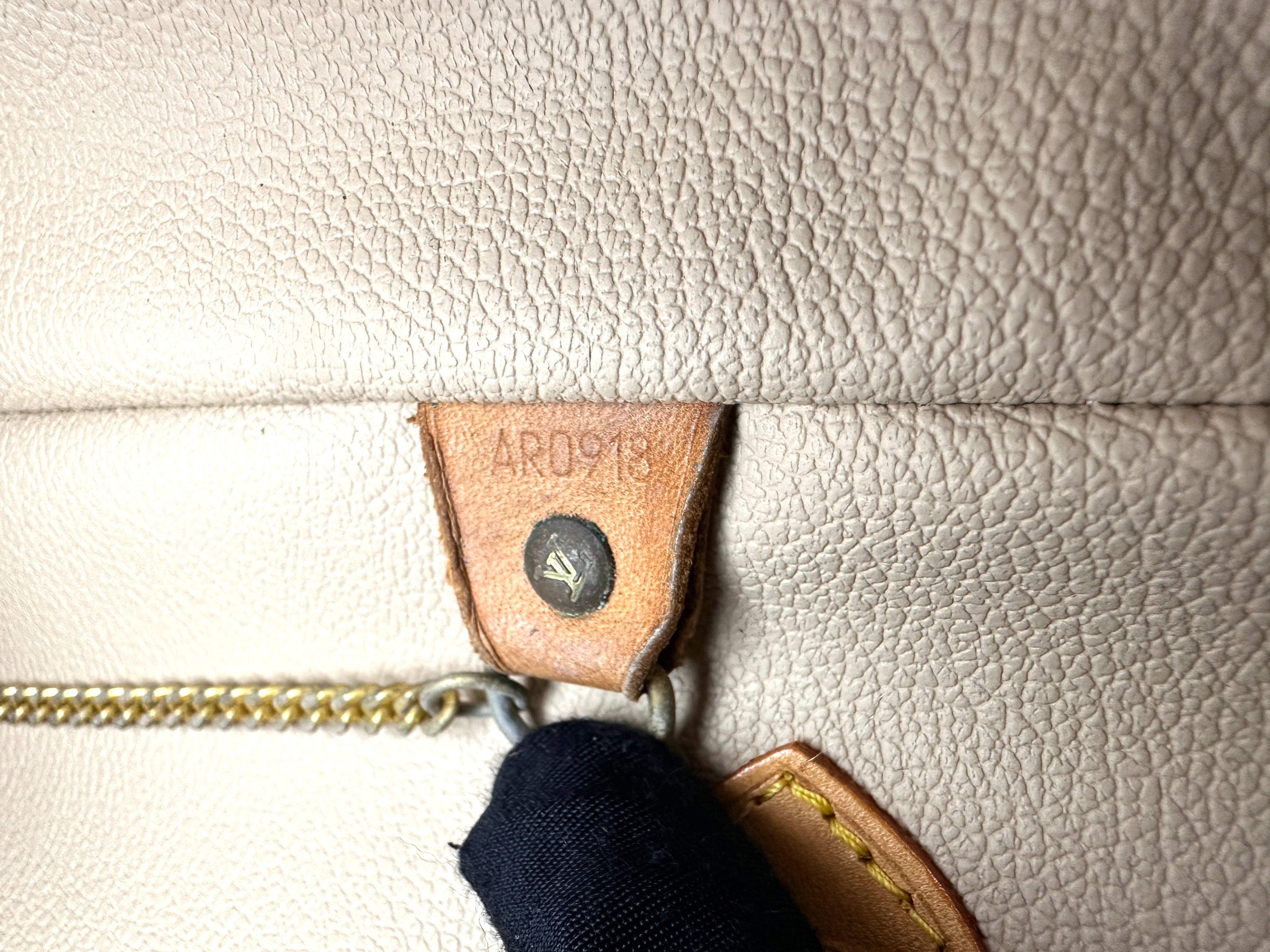 Louis Vuitton Petit Bucket 23 Monogram Canvas Shoulder Bag LV2500