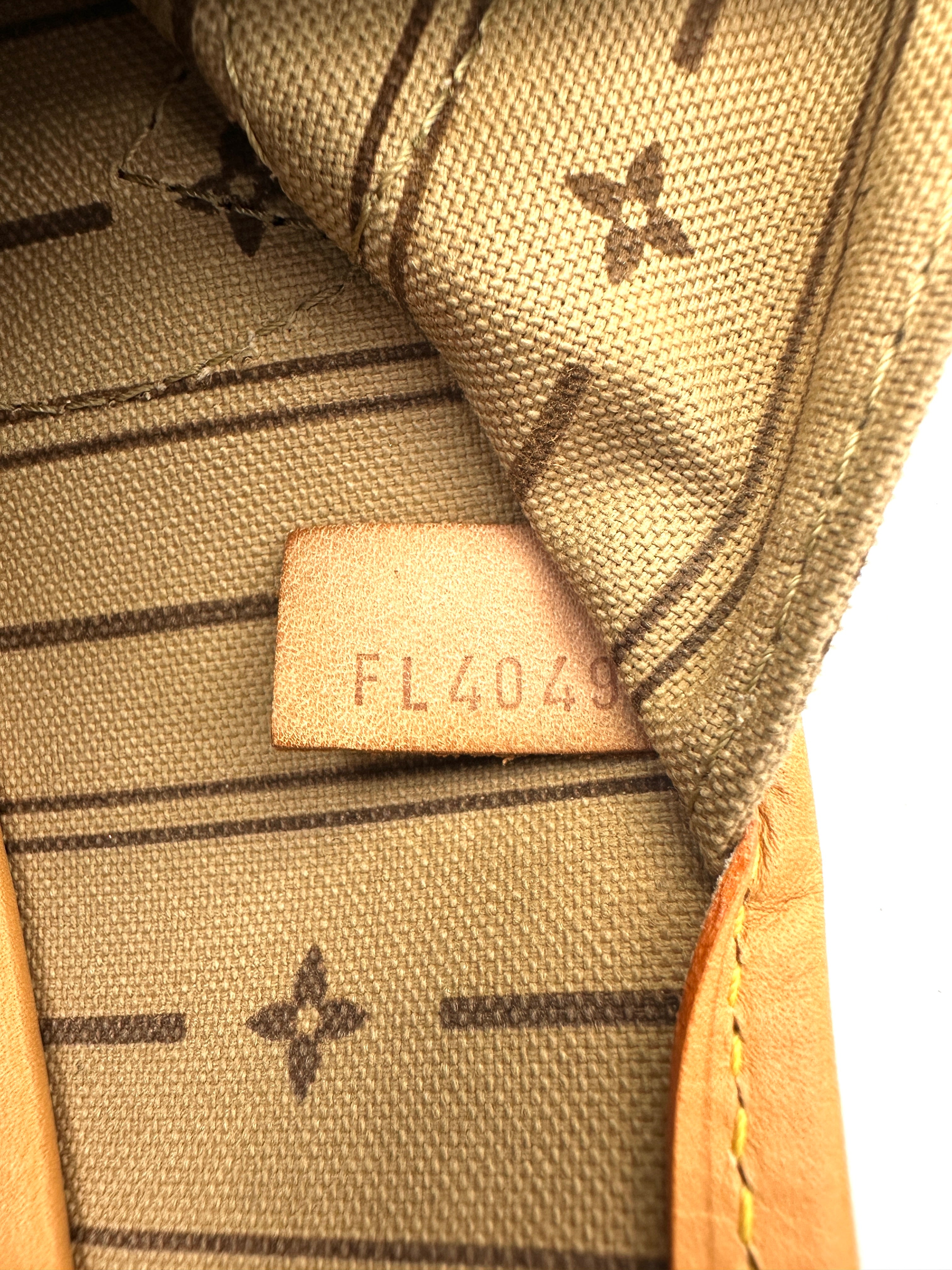Louis Vuitton Neverfull Monogram Canvas Shoulder Bag LV2498