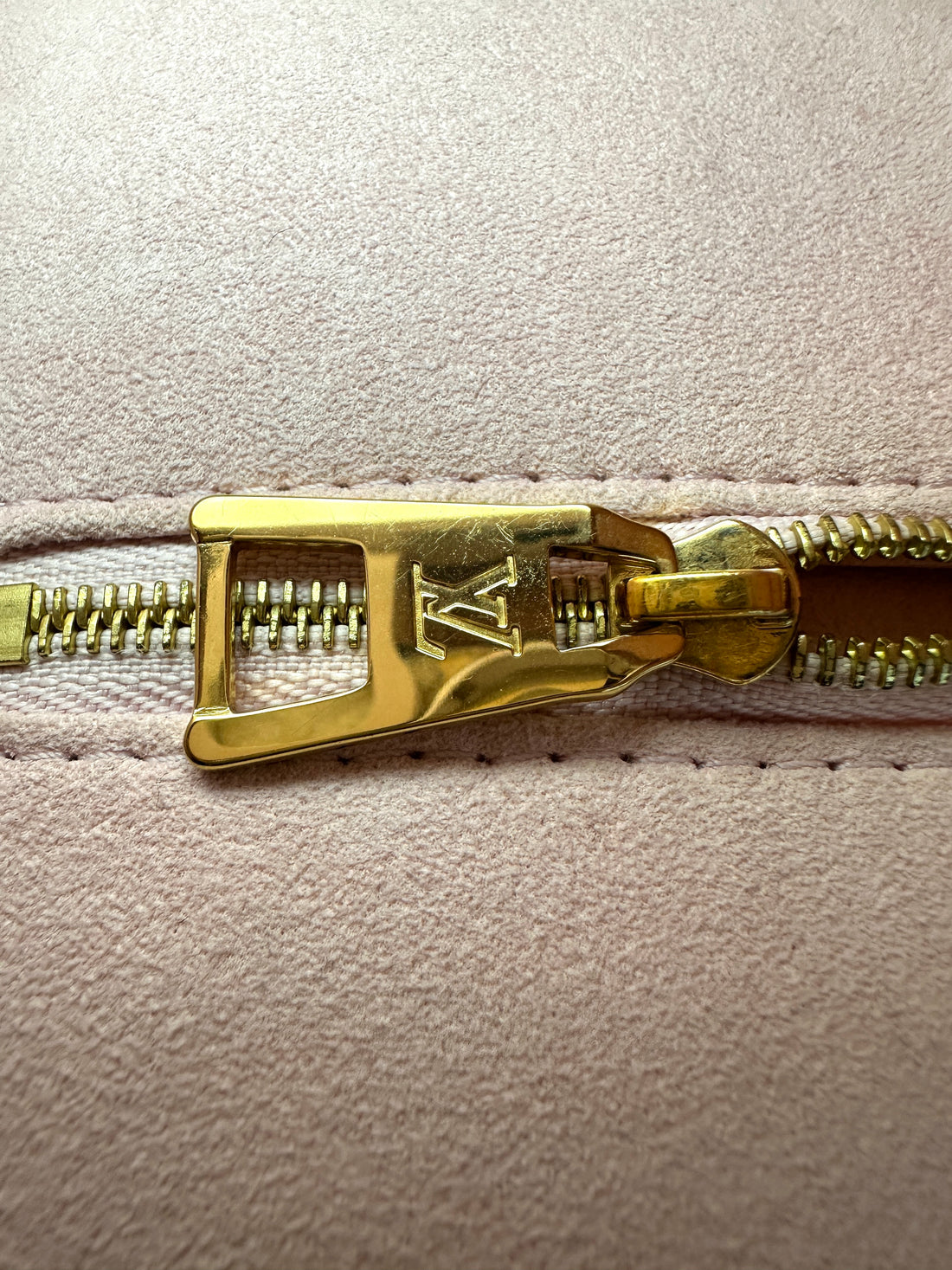 Louis Vuitton Summer Stardust OnTheGo PM Pink Empreinte Leather Handle Bag LV2508