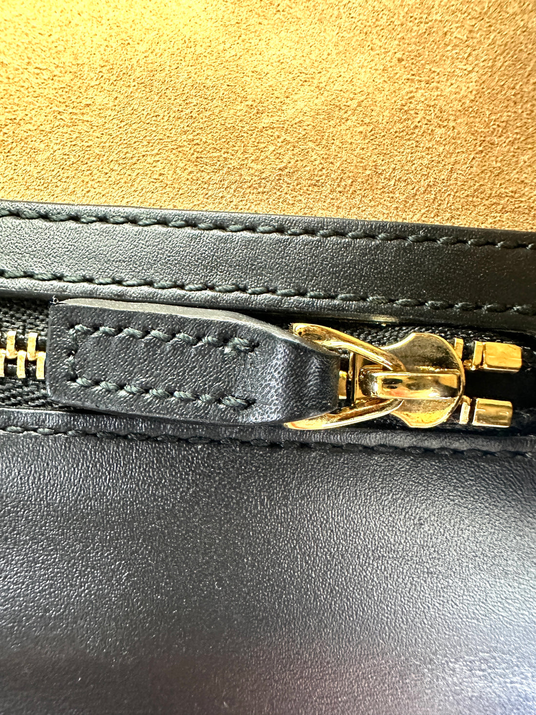 Gucci Sylvie Black Leather Handle Bag GG877