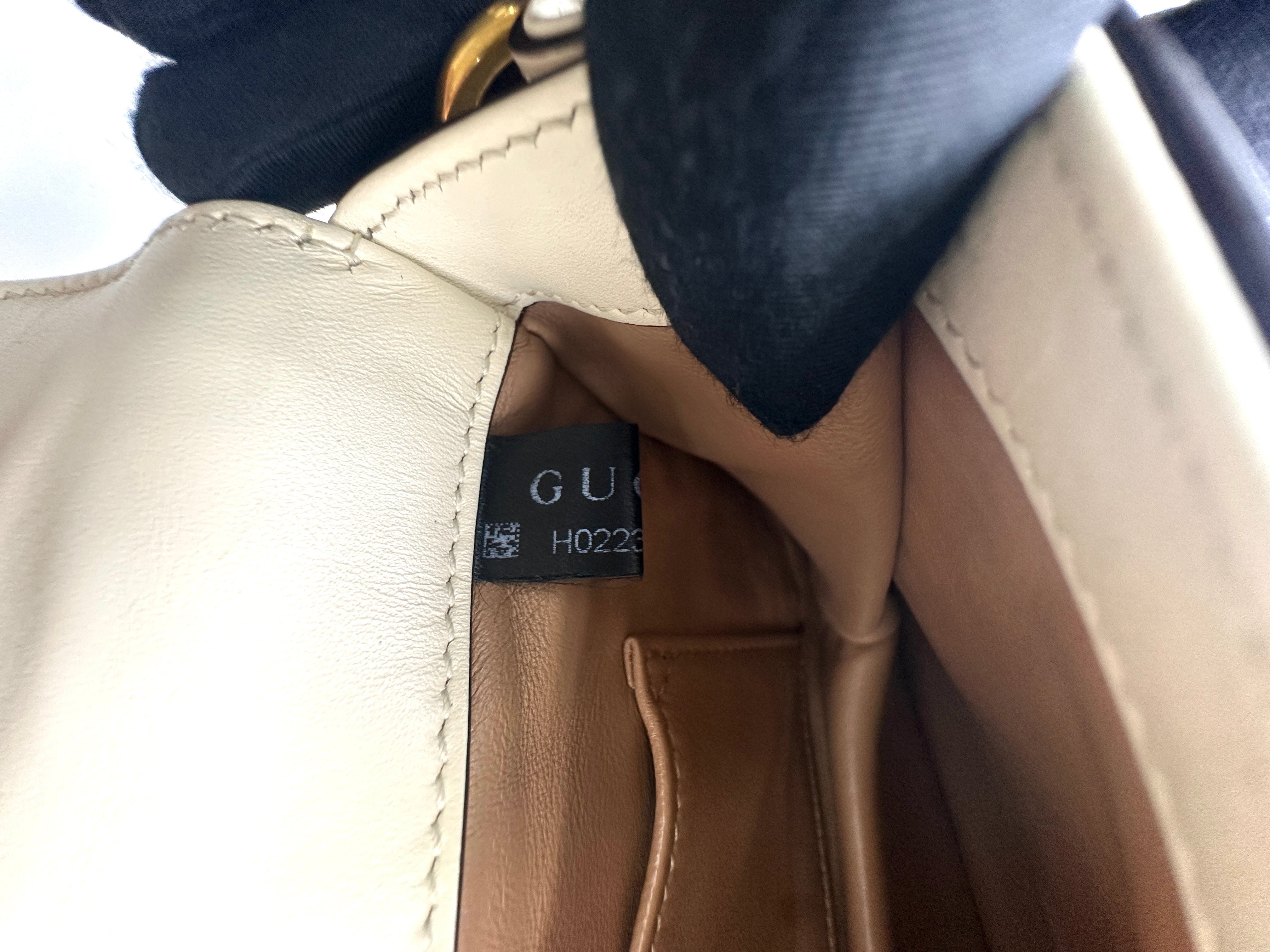Gucci Queen Margaret Broadway Bee White Leather Pearl Studded Shoulder Bag GG886