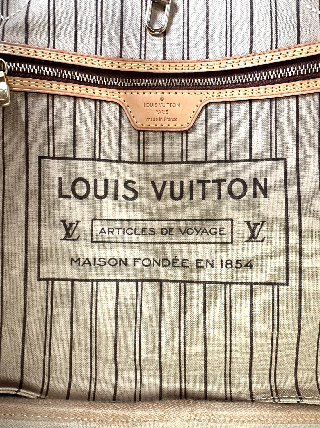 Louis Vuitton Neverfull MM Monogram Canvas Shoulder Bag LV2532