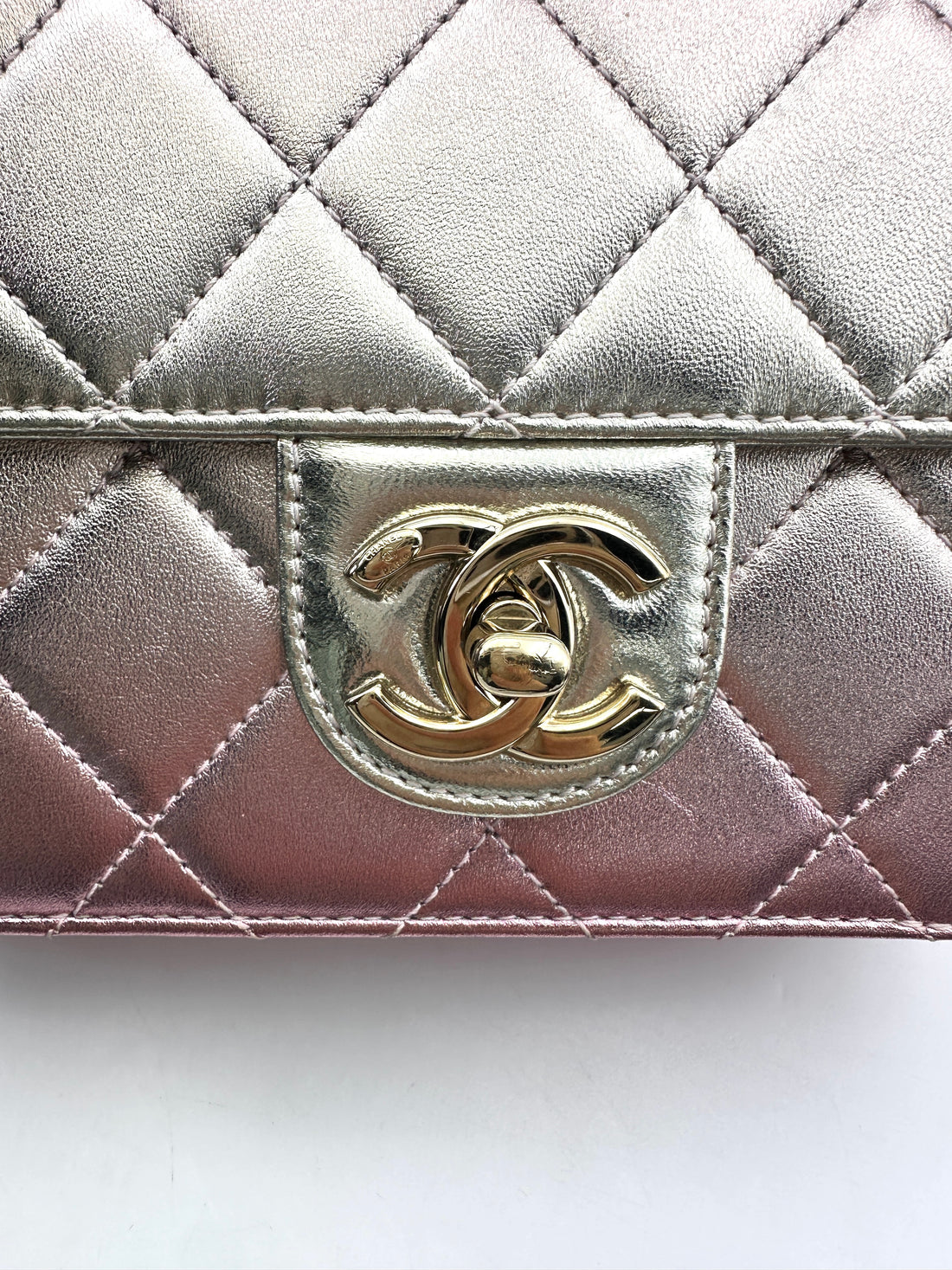 Chanel 22C Classic Flap Iridescent Pink Quilted Leather Shoulder Bag(U2***GE) IRIS197