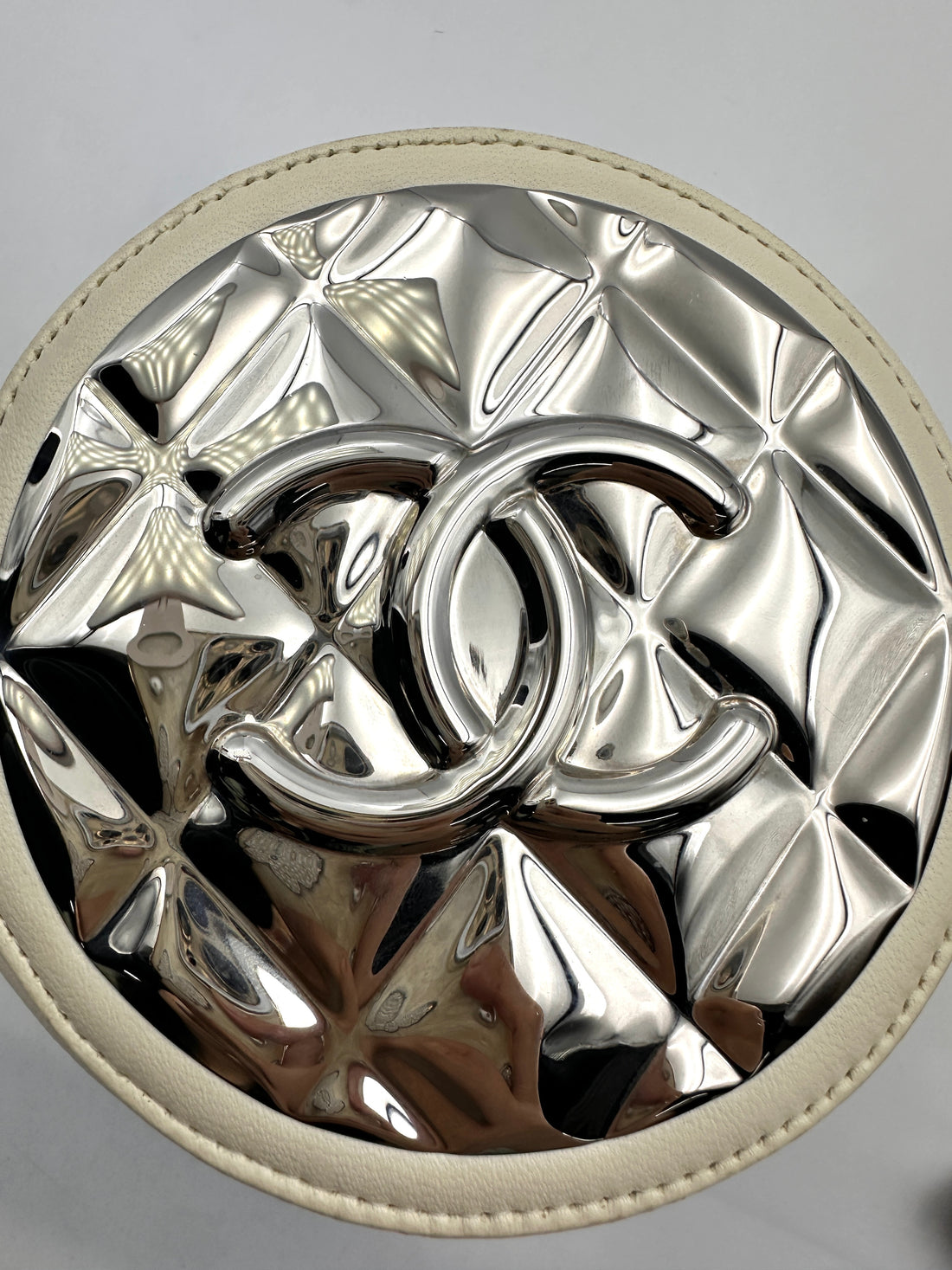 Chanel White Leather & Silver Metal Quilted Round Clutch With Chain(31***46) CC1853