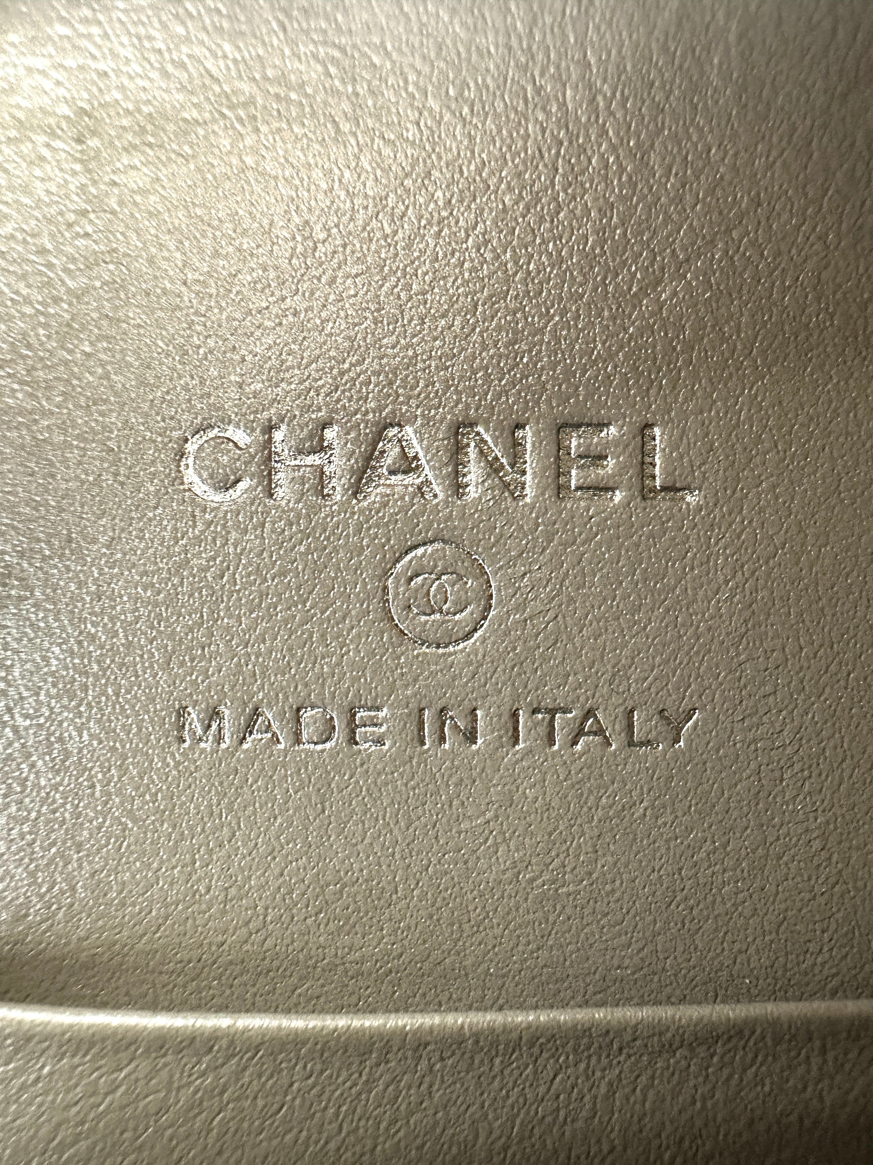 Chanel White Leather & Silver Metal Quilted Round Clutch With Chain(31***46) CC1853