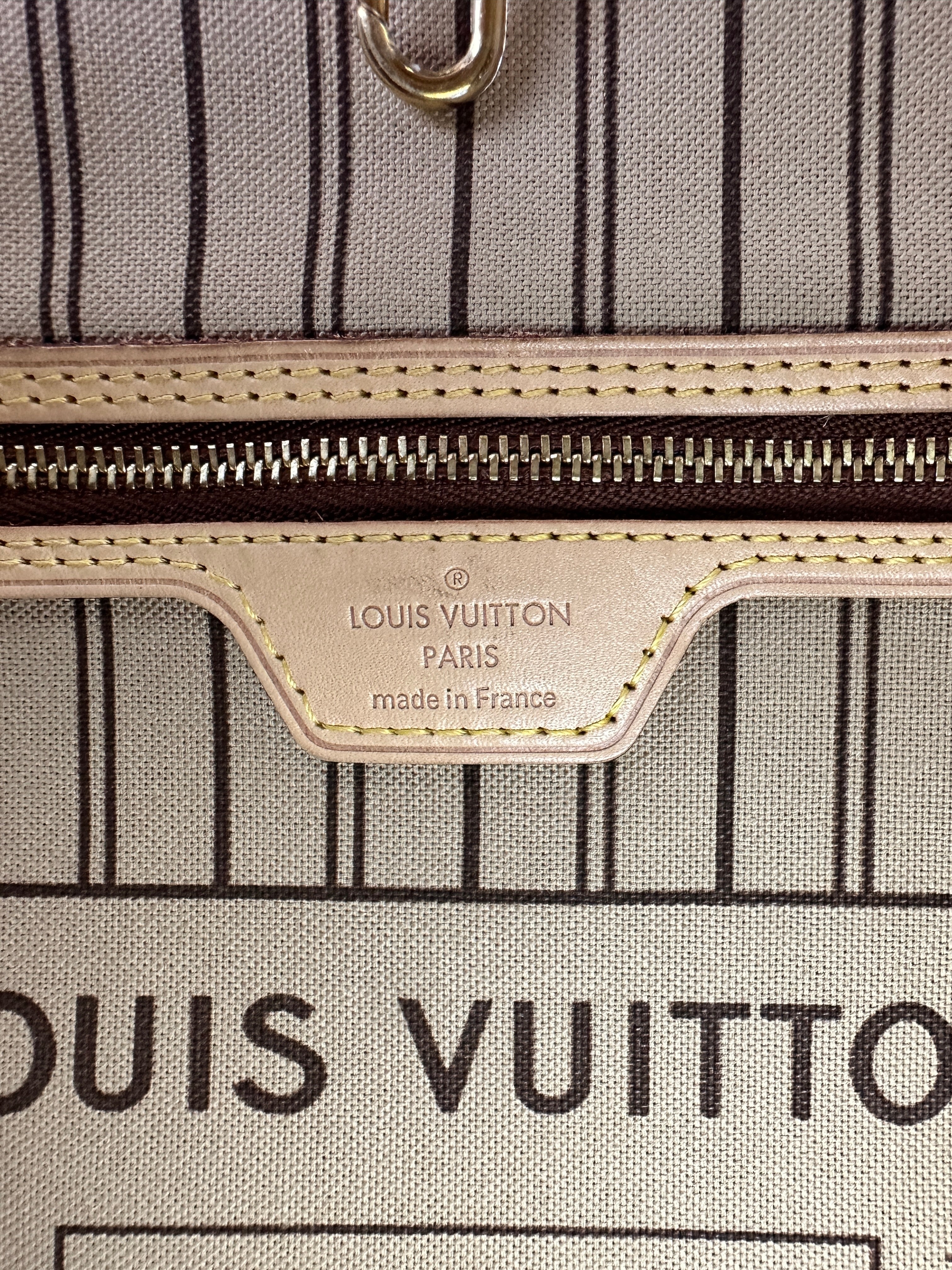 Louis Vuitton Neverfull MM Monogram Canvas Shoulder Bag LV2556
