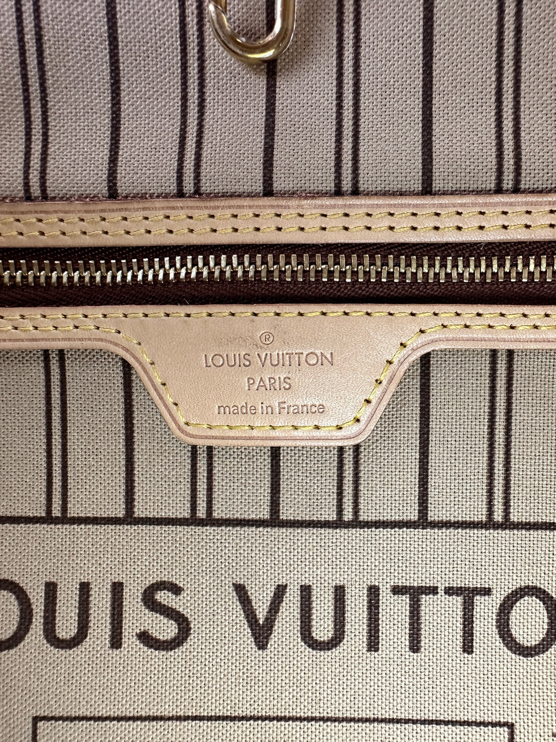 Louis Vuitton Neverfull MM Monogram Canvas Shoulder Bag LV2556