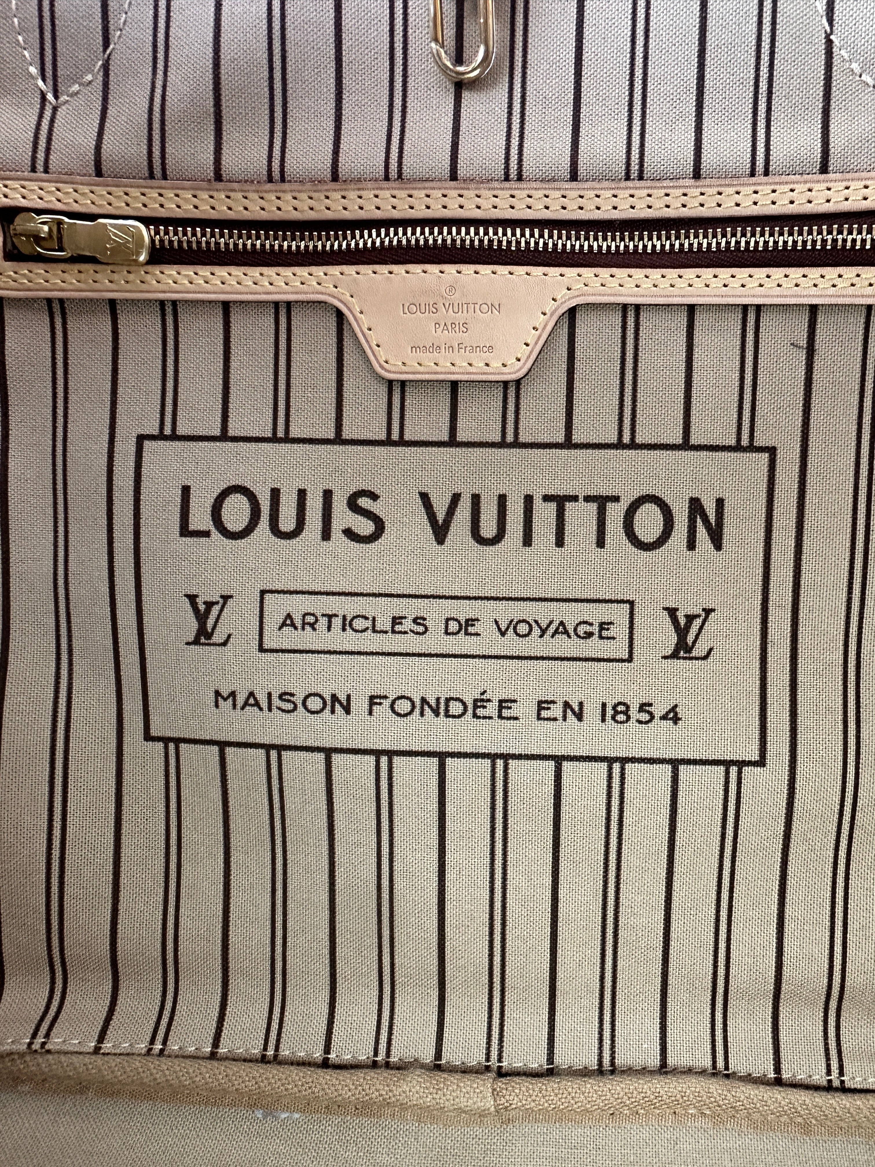 Louis Vuitton Neverfull MM Monogram Canvas Shoulder Bag LV2556
