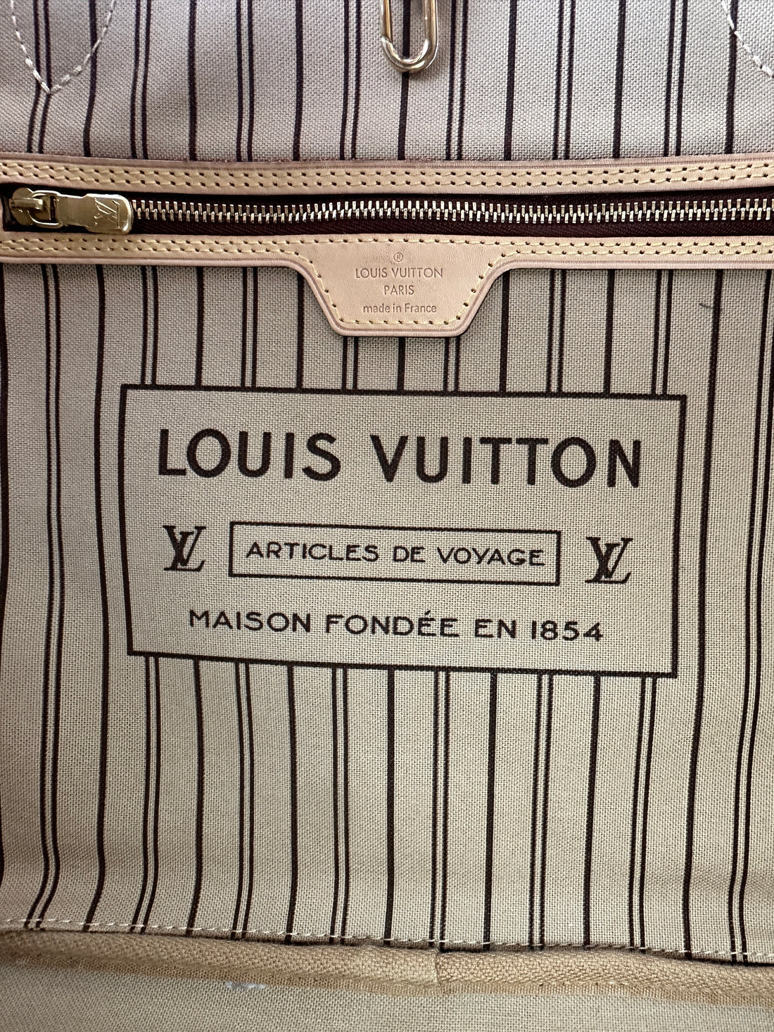 Louis Vuitton Neverfull MM Monogram Canvas Shoulder Bag LV2556