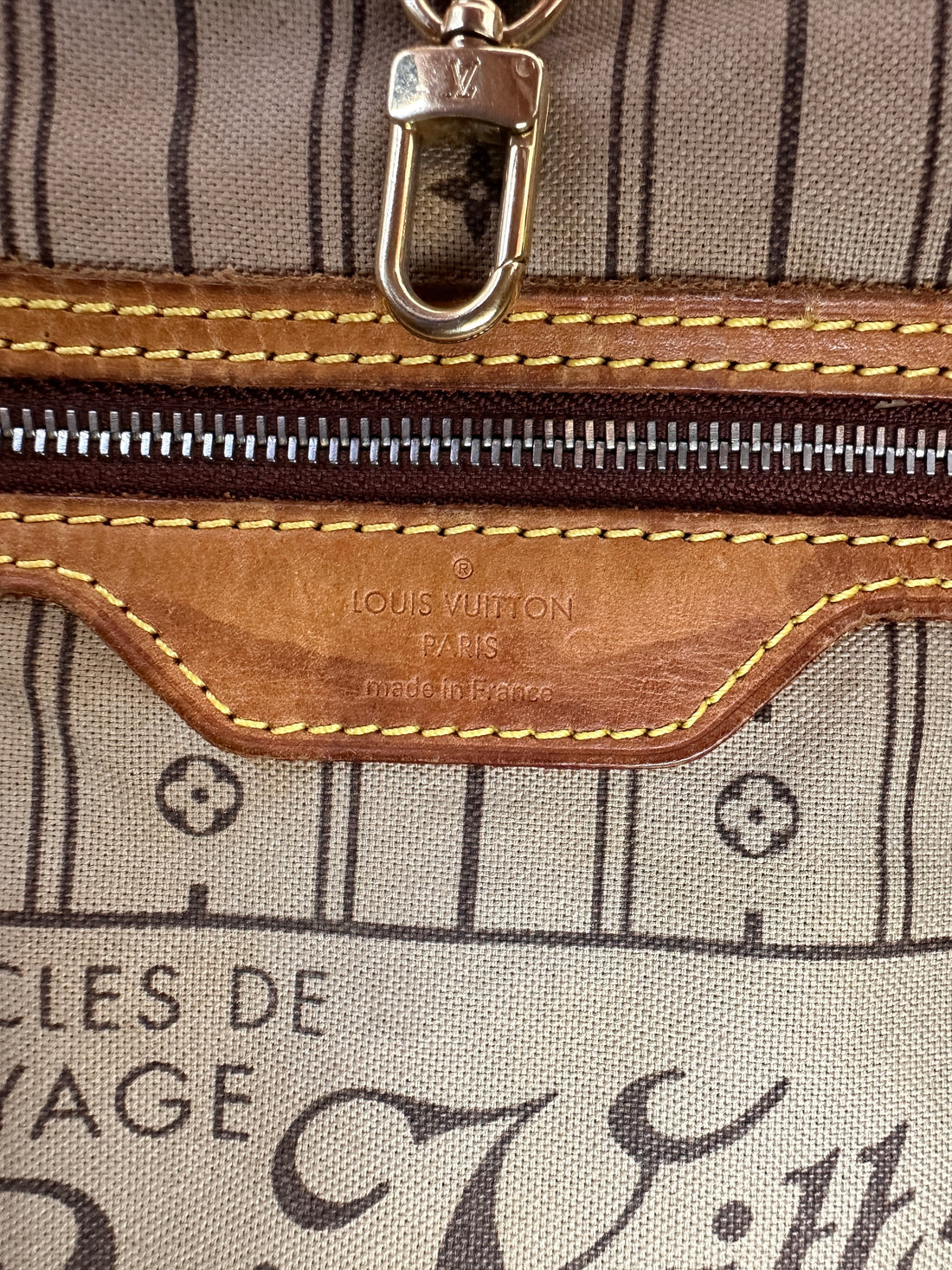 Louis Vuitton Neverfull Monogram Canvas Shoulder Bag LV2562