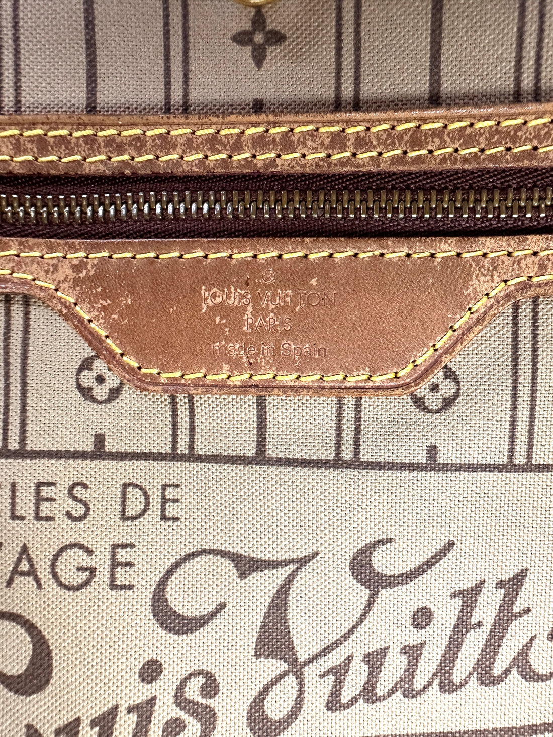 Louis Vuitton Neverfull Monogram Canvas Shoulder Bag LV2573