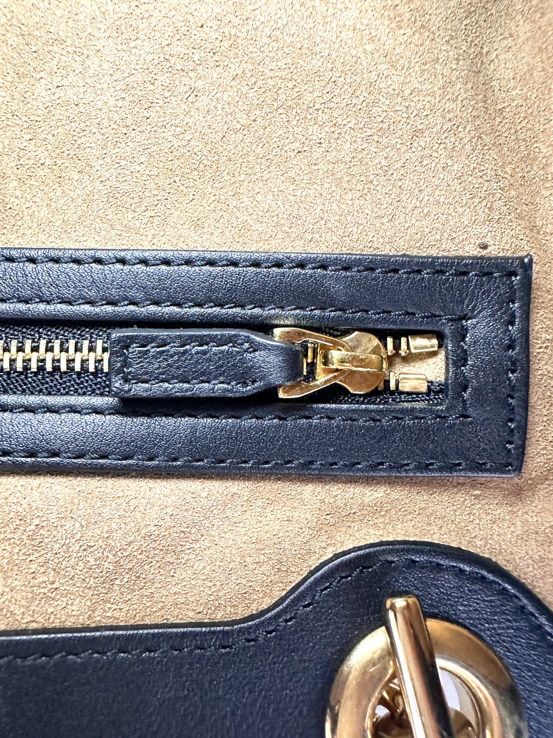 Gucci Padlock GG Supreme Shoulder Bag With Black Trim GG904