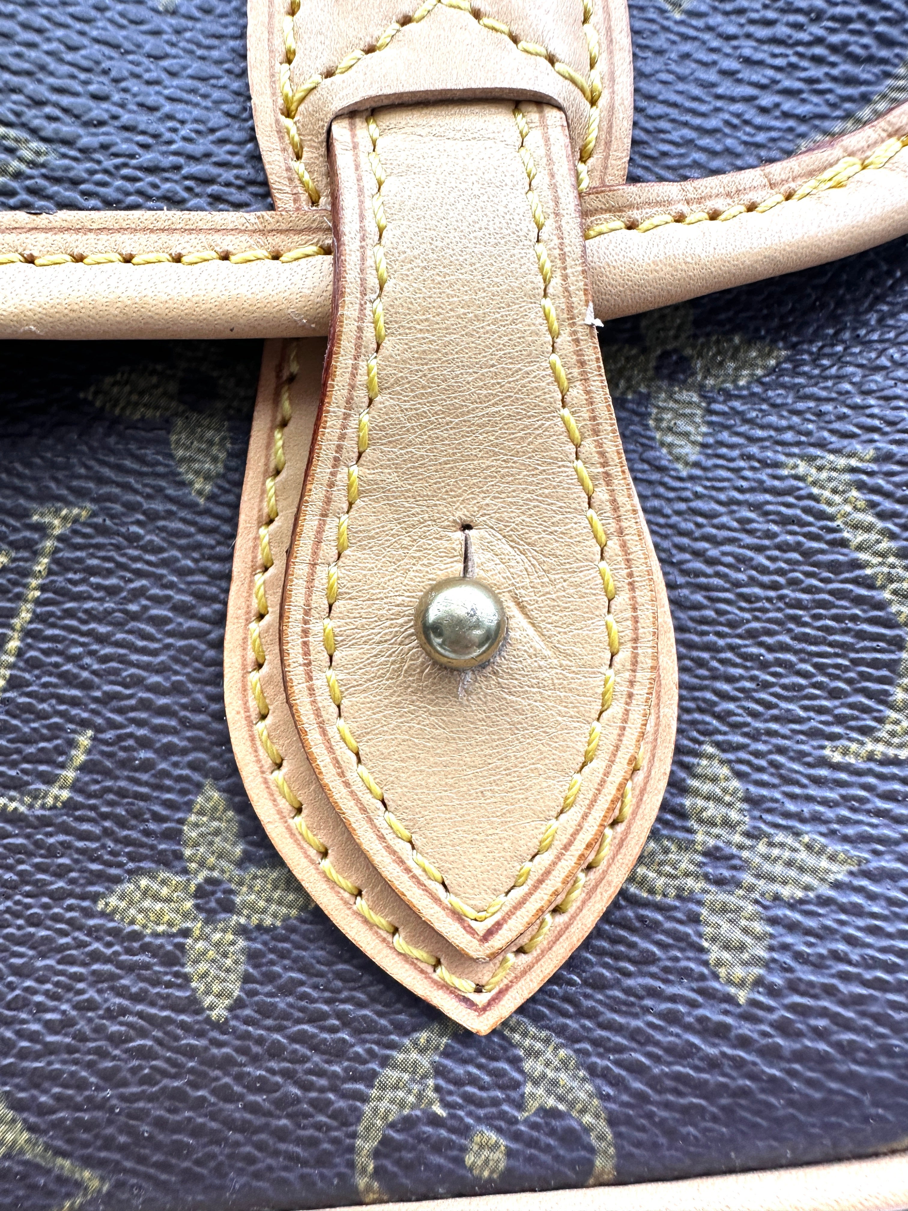 Louis Vuitton Sac Gibeciere Monogram Canvas Shoulder Bag LV2600