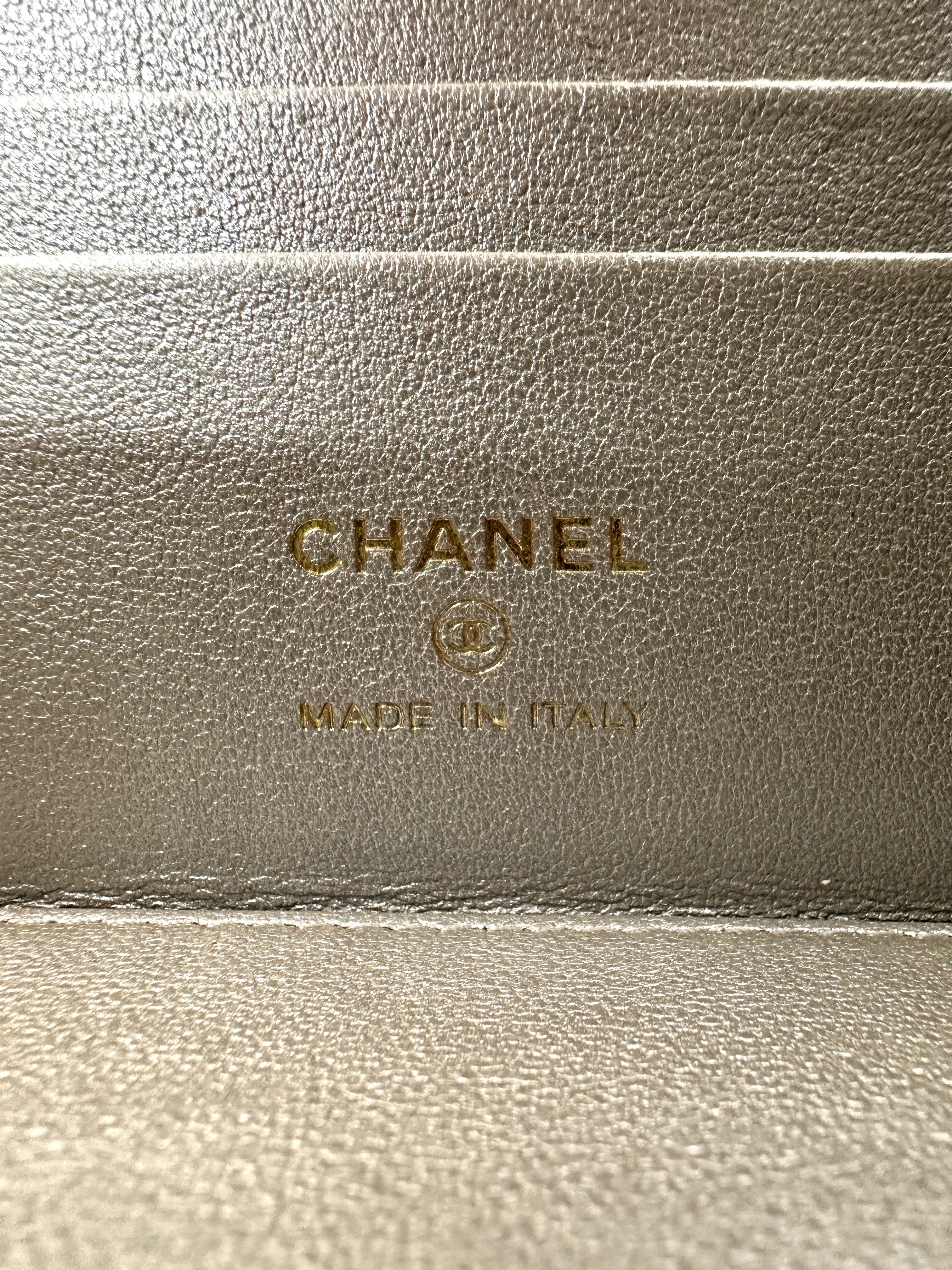 Chanel White Quilted Leather Top Handle Vanity Case With Gold Hardware(J8***61) CC1875