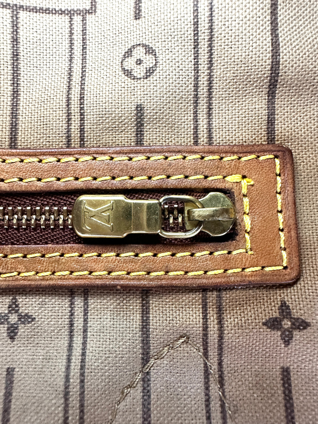 Louis Vuitton Neverfull Monogram Canvas Shoulder Bag LV2602