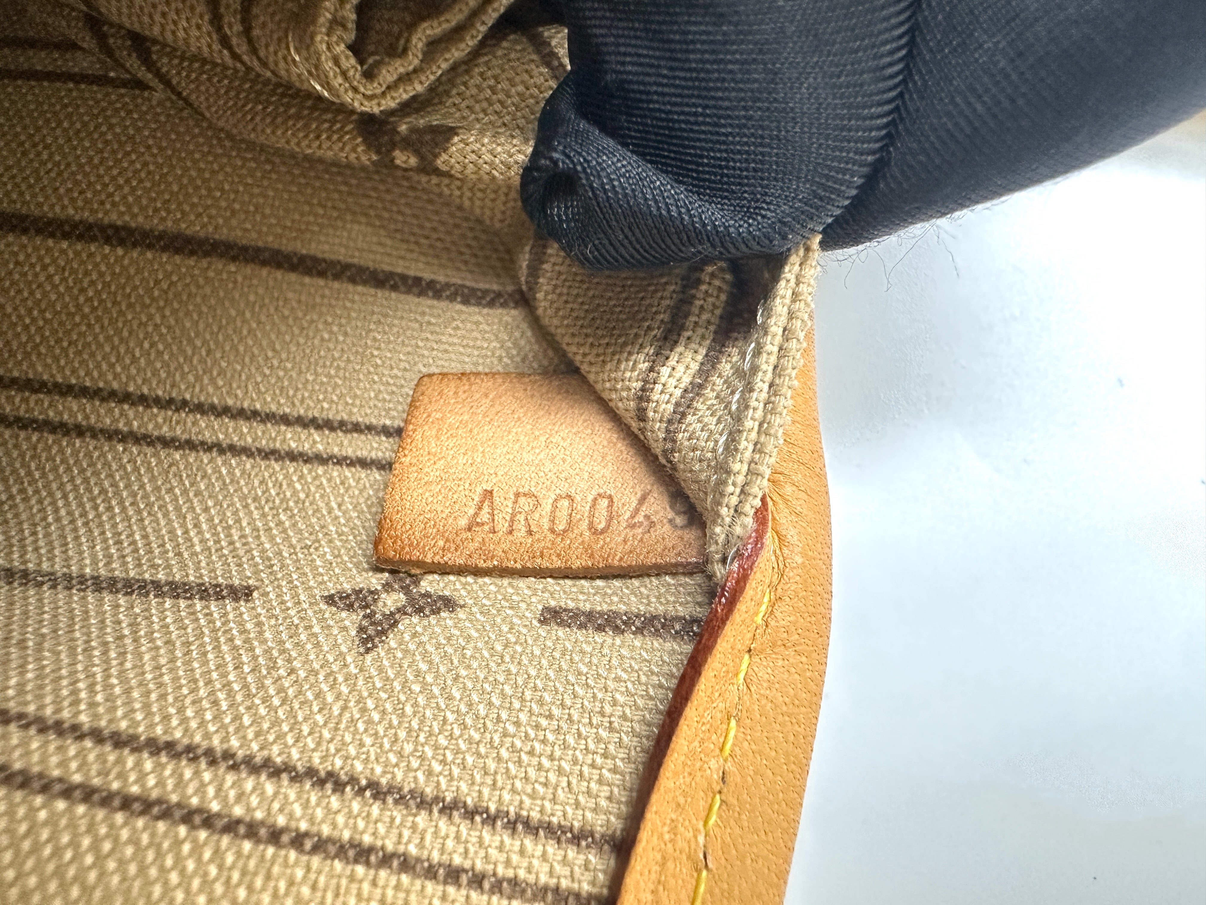 Louis Vuitton Neverfull Monogram Canvas Shoulder Bag LV2601