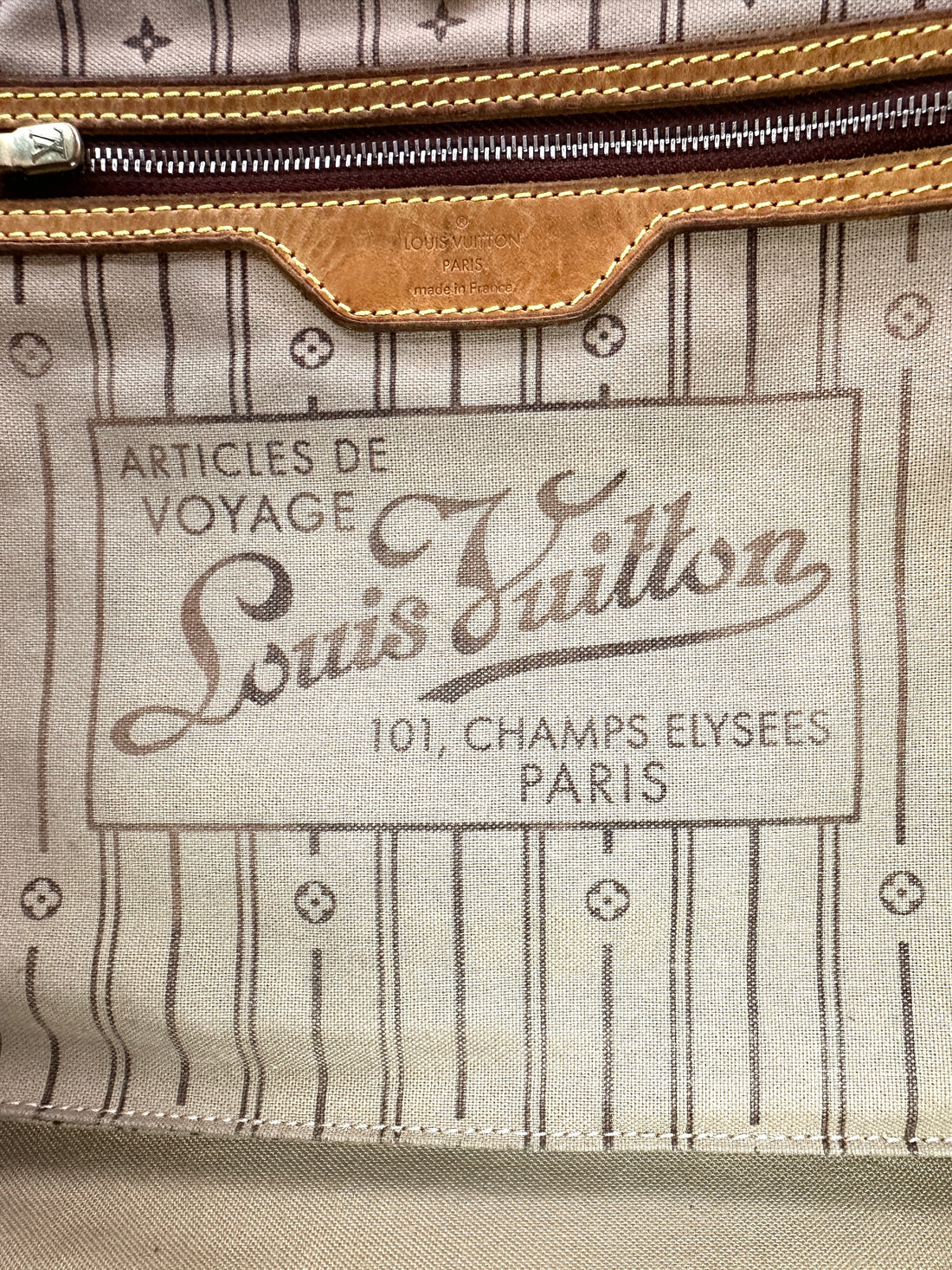 Louis Vuitton Neverfull Monogram Canvas Shoulder Bag LV2604