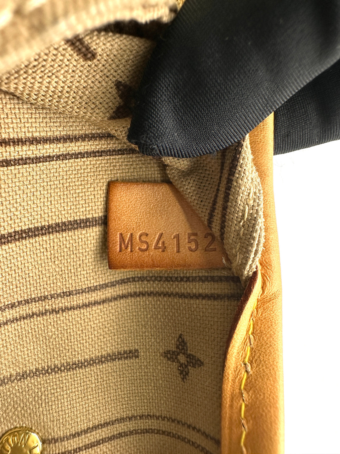 Louis Vuitton Neverfull Monogram Canvas Shoulder Bag LV2604