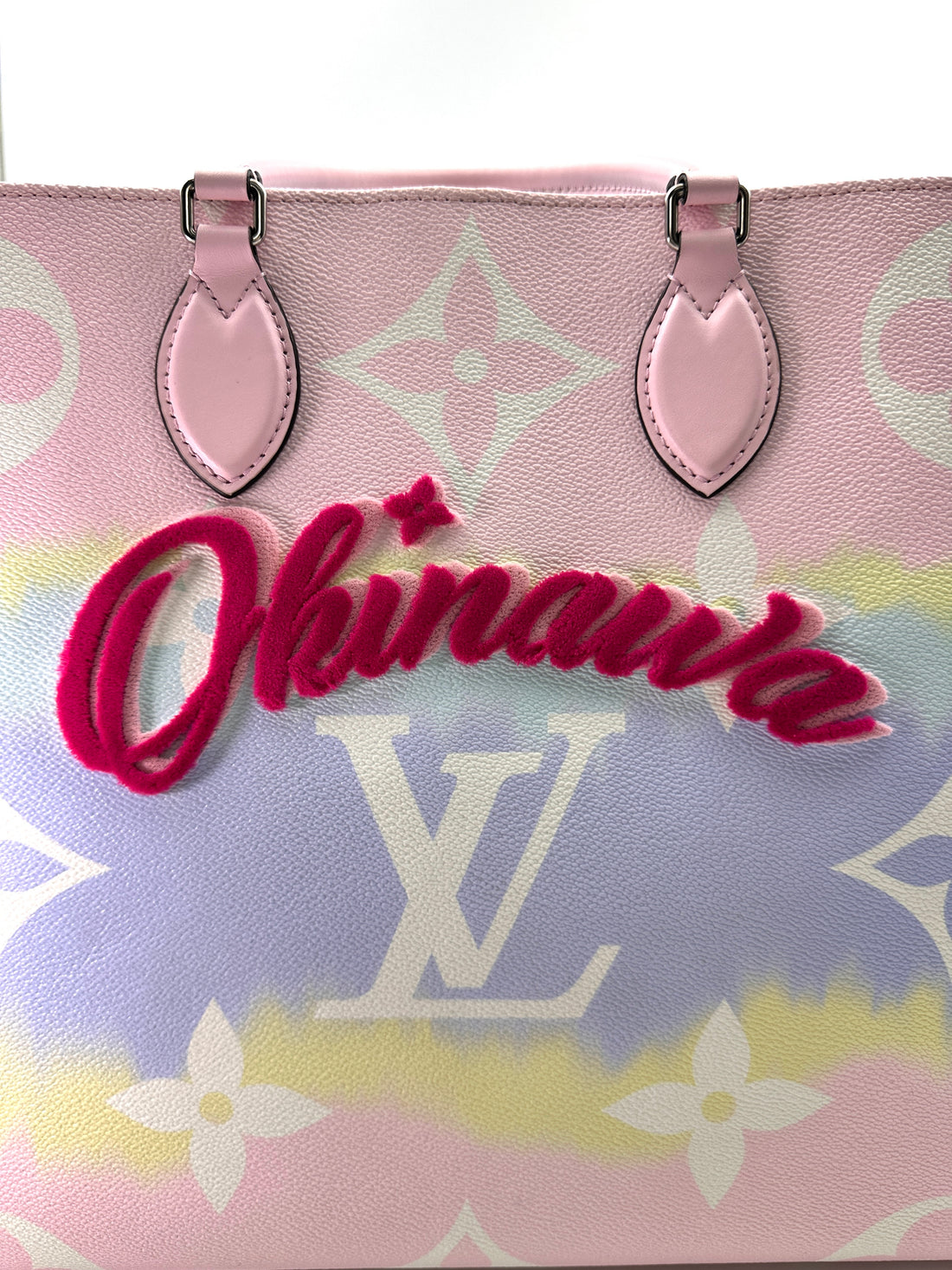 Louis Vuitton LV Escale OnTheGo GM Pink Tote Handle Bag LV2609