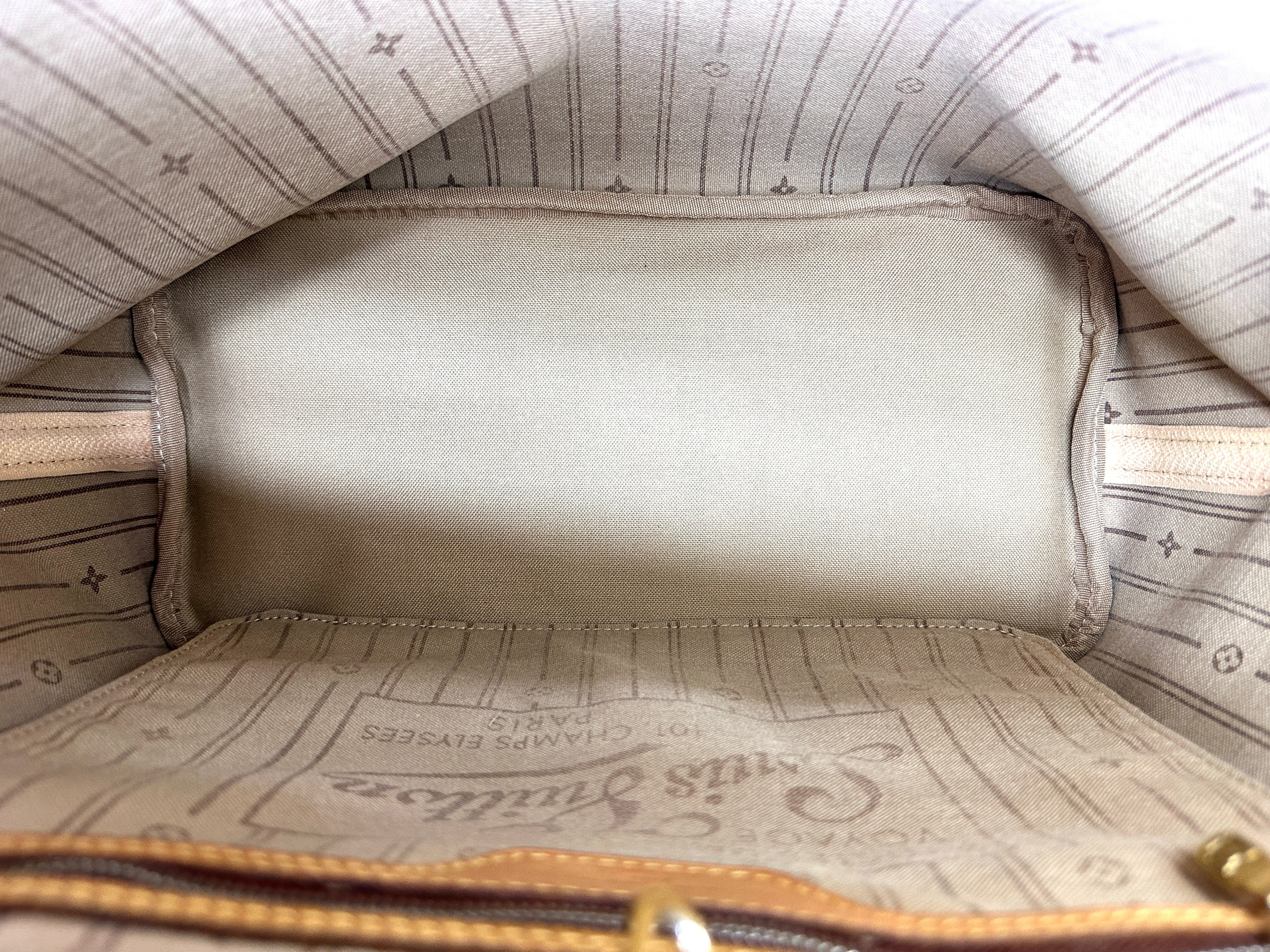 Louis Vuitton Neverfull Monogram Canvas Shoulder Bag LV2624
