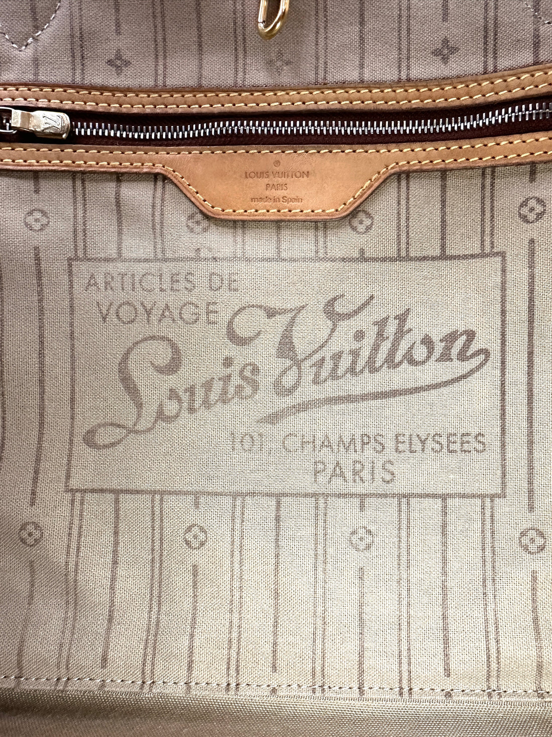 Louis Vuitton Neverfull Monogram Canvas Shoulder Bag LV2624