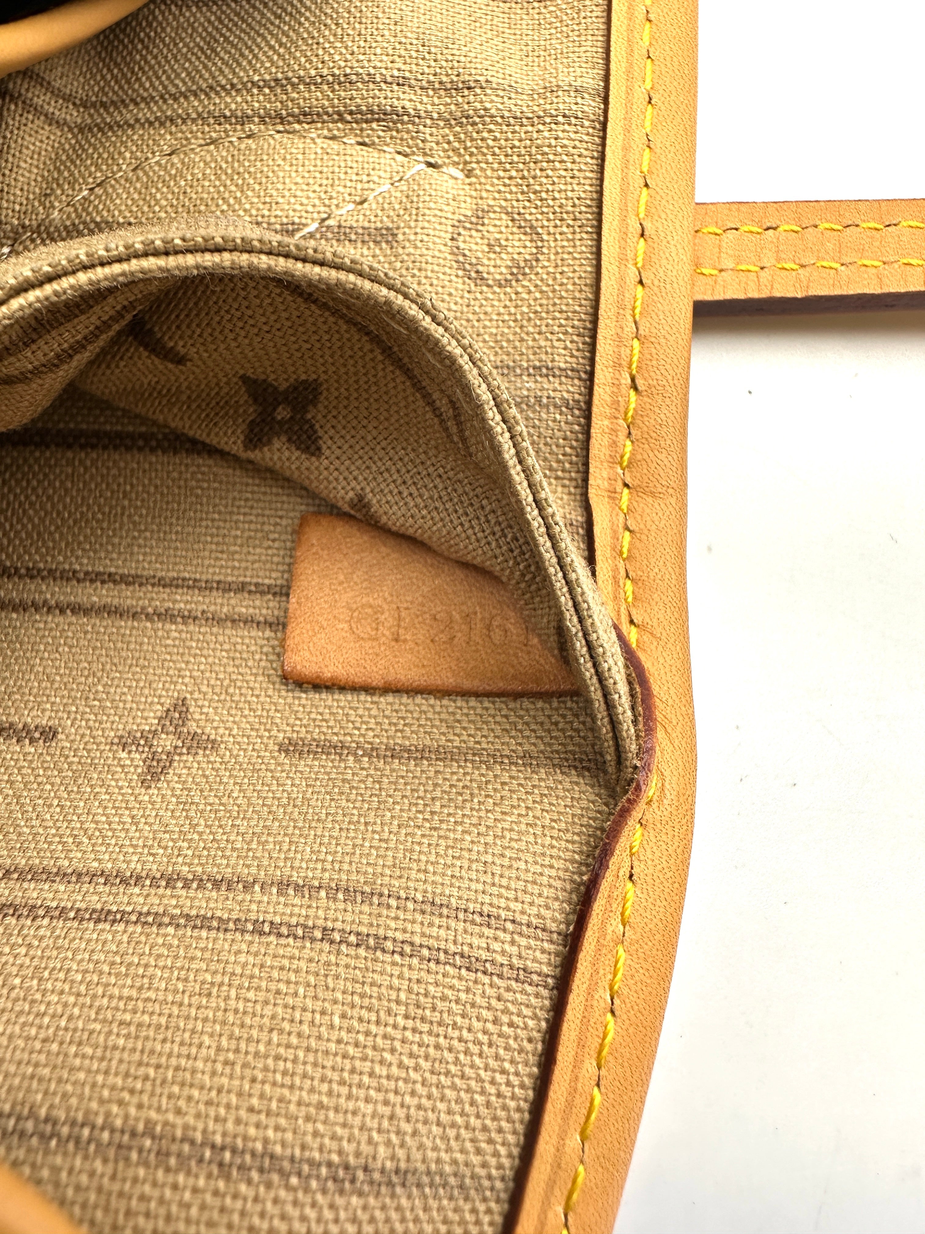 Louis Vuitton Neverfull Monogram Canvas Shoulder Bag LV2624