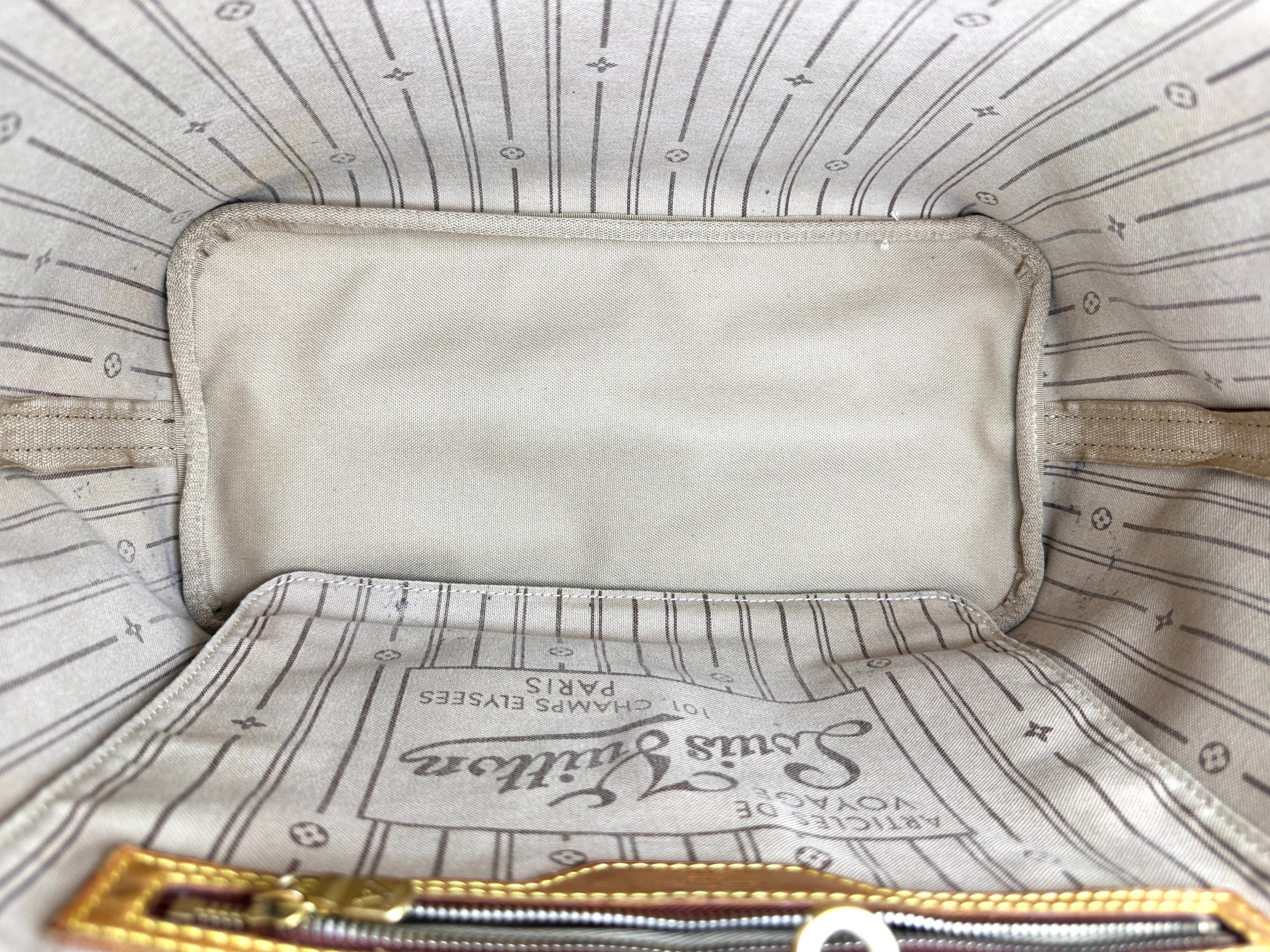 Louis Vuitton Neverfull Monogram Canvas Shoulder Bag LV2622