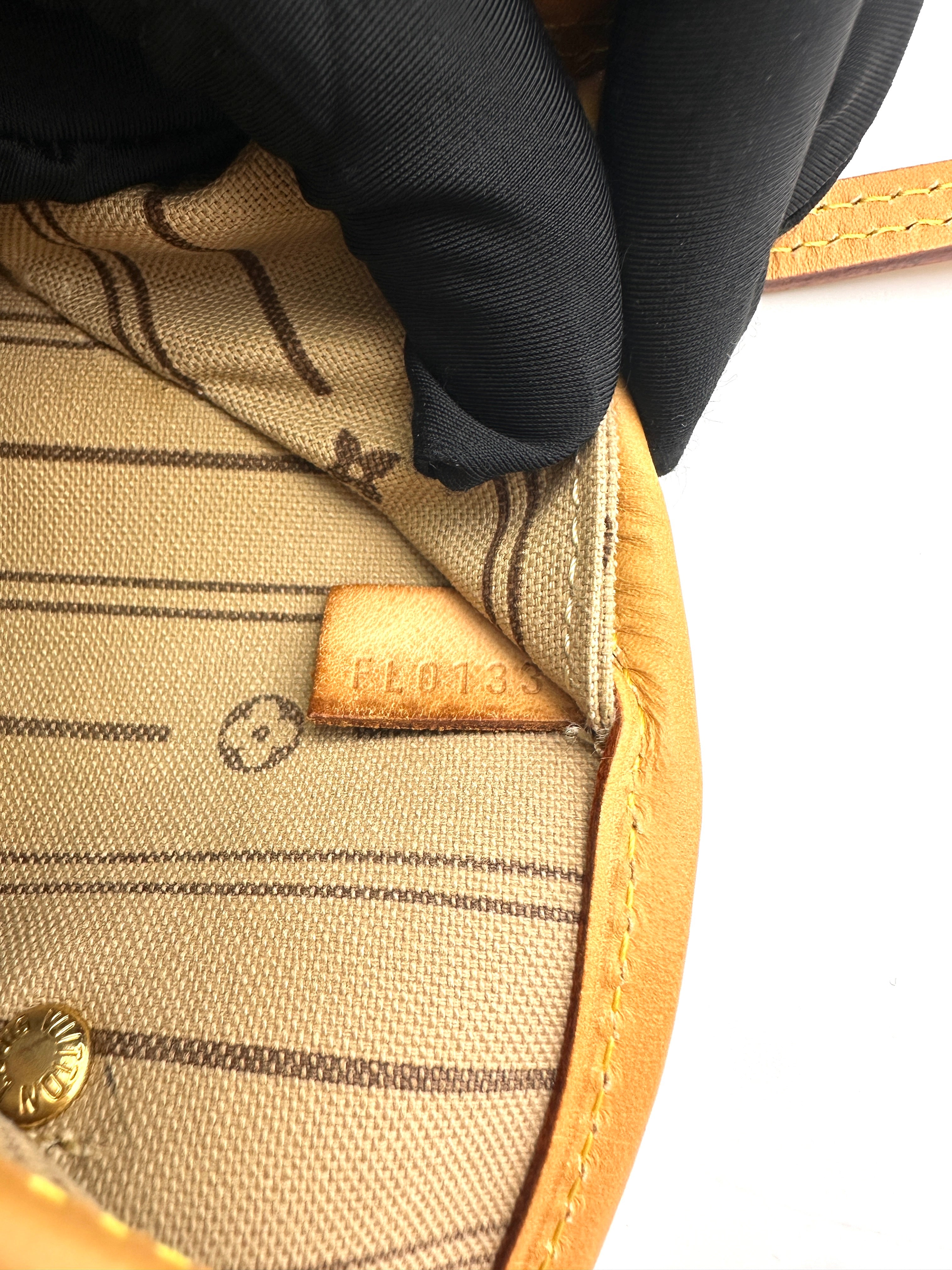 Louis Vuitton Neverfull Monogram Canvas Shoulder Bag LV2622