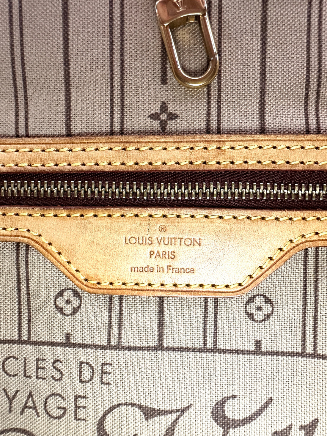 Louis Vuitton Neverfull Monogram Canvas Shoulder Bag LV2626