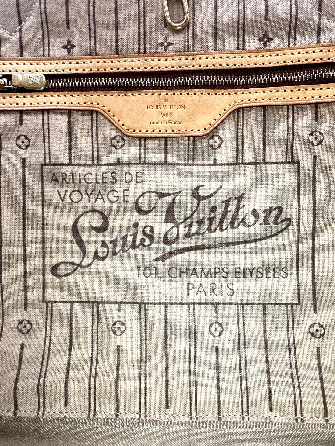 Louis Vuitton Neverfull Monogram Canvas Shoulder Bag LV2626