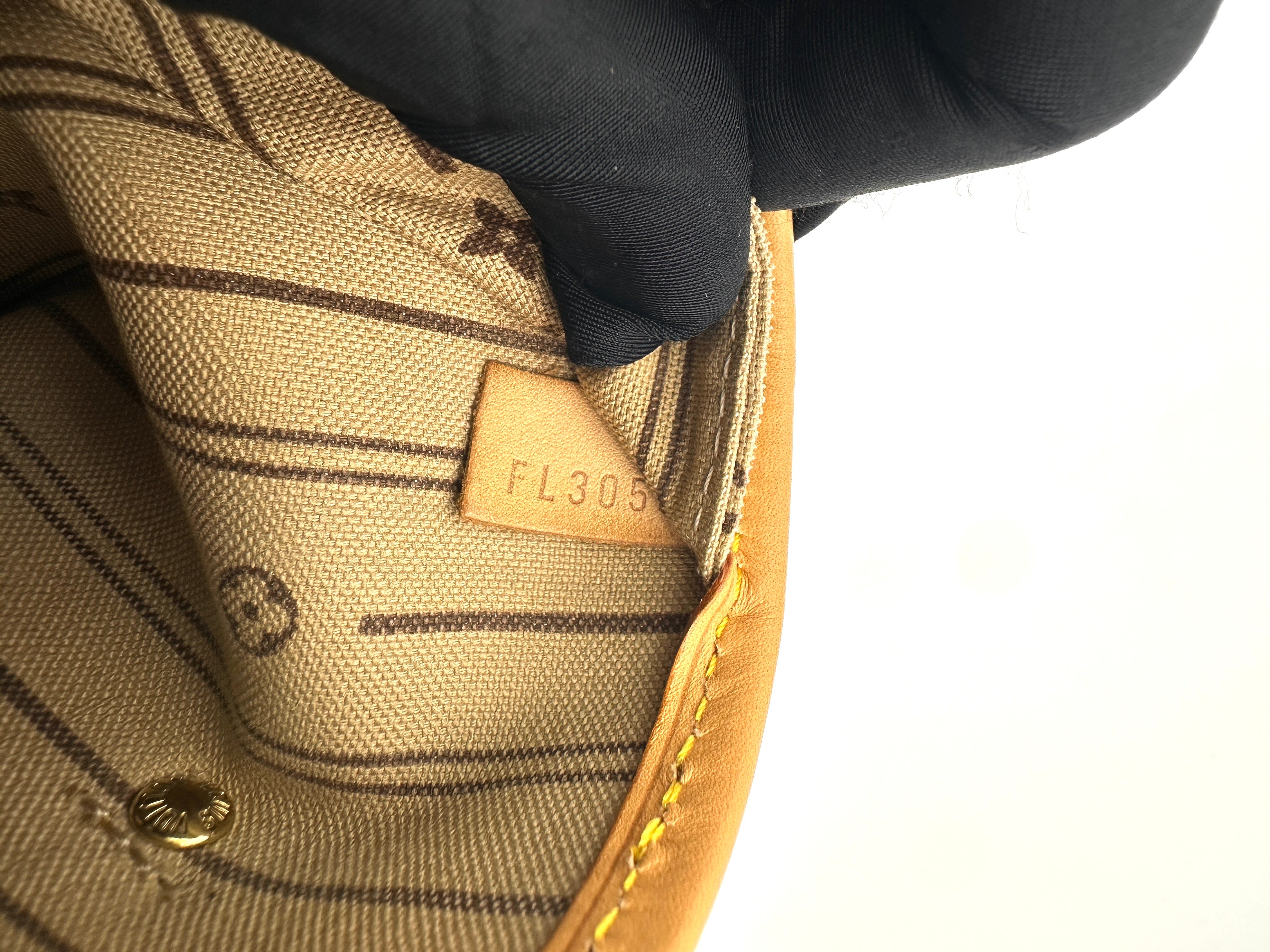 Louis Vuitton Neverfull Monogram Canvas Shoulder Bag LV2625