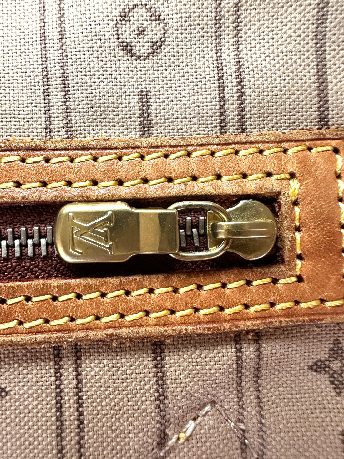 Louis Vuitton Neverfull Monogram Canvas Shoulder Bag LV2623