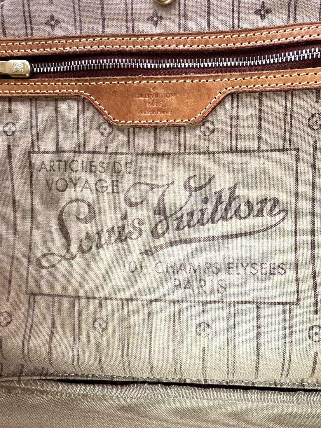Louis Vuitton Neverfull Monogram Canvas Shoulder Bag LV2623