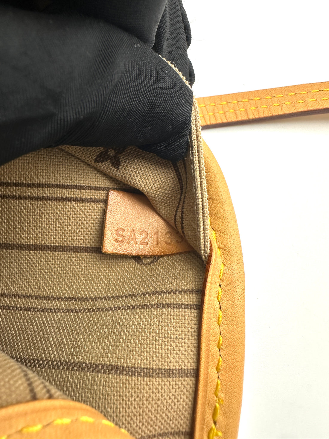 Louis Vuitton Neverfull Monogram Canvas Shoulder Bag LV2623