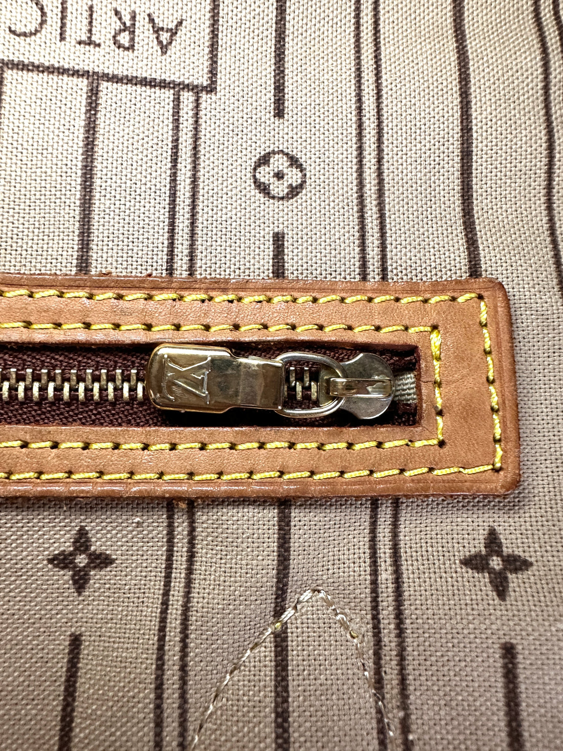 Louis Vuitton Neverfull Monogram Canvas Shoulder Bag LV2632