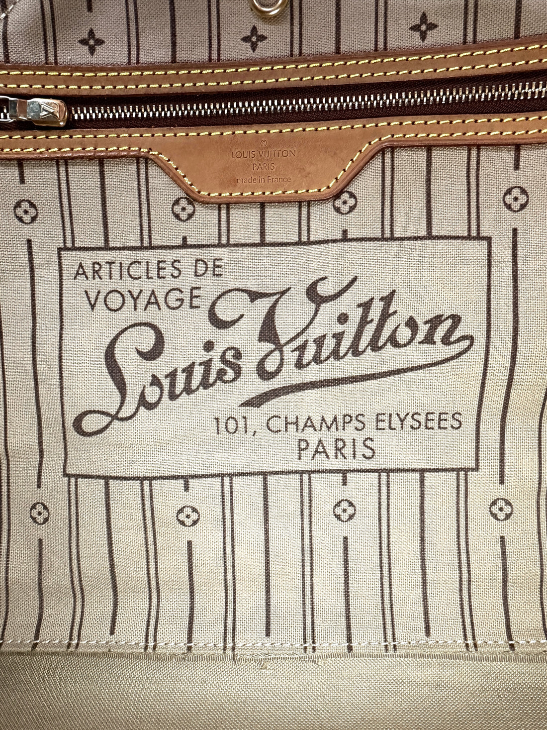 Louis Vuitton Neverfull Monogram Canvas Shoulder Bag LV2632