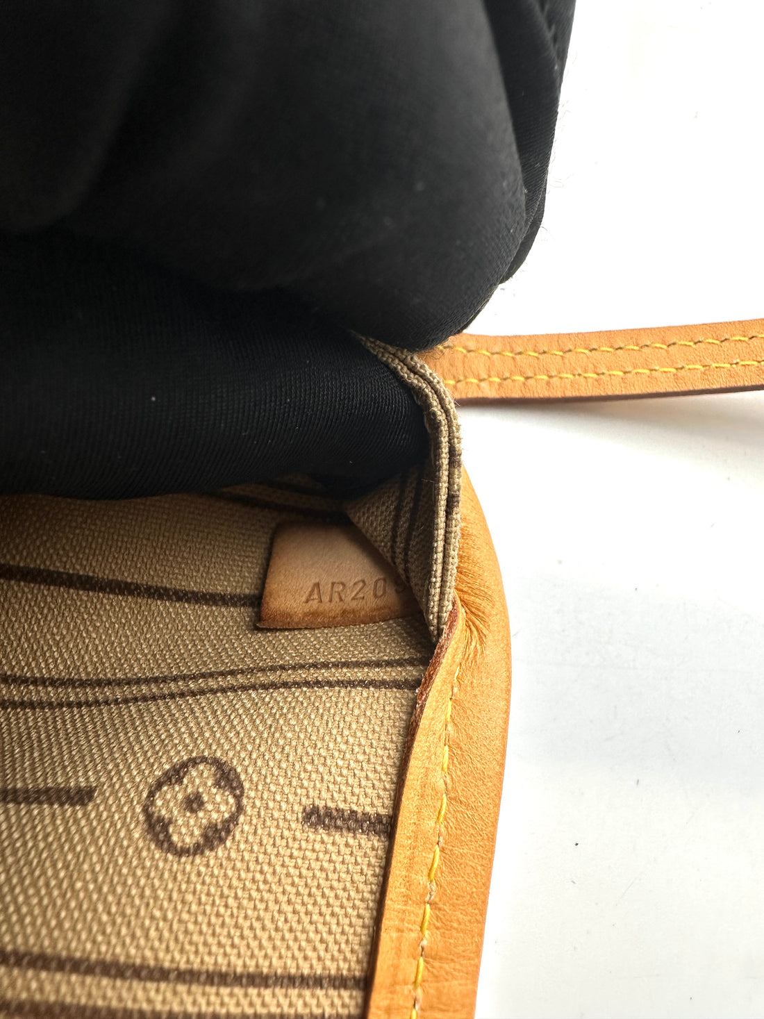 Louis Vuitton Neverfull Monogram Canvas Shoulder Bag LV2632