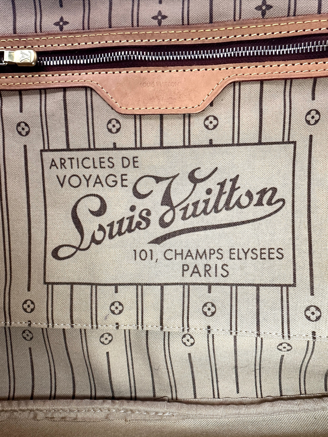 Louis Vuitton Neverfull Monogram Canvas Shoulder Bag LV2633