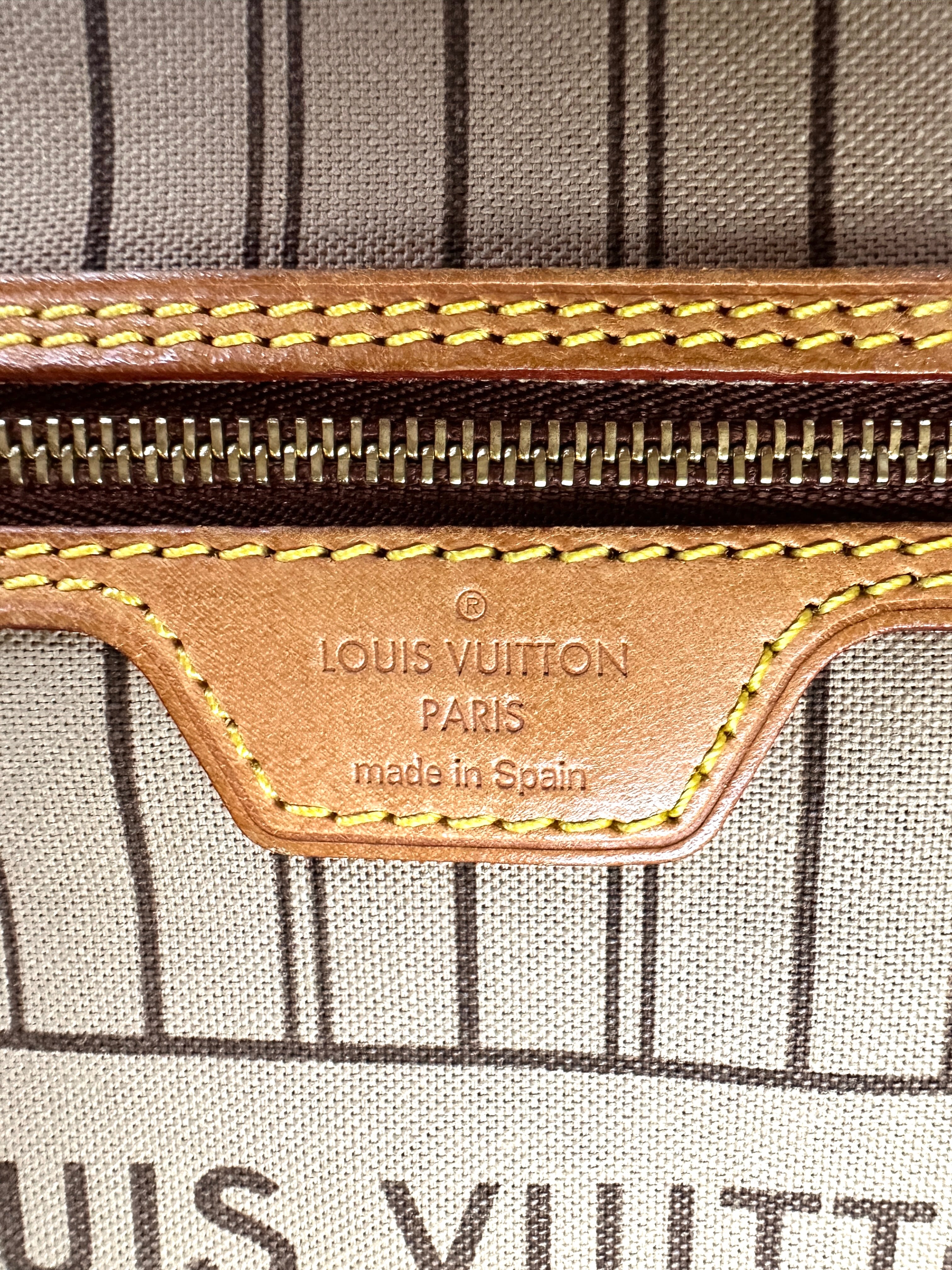 Louis Vuitton Neverfull Monogram Canvas Shoulder Bag LV2635
