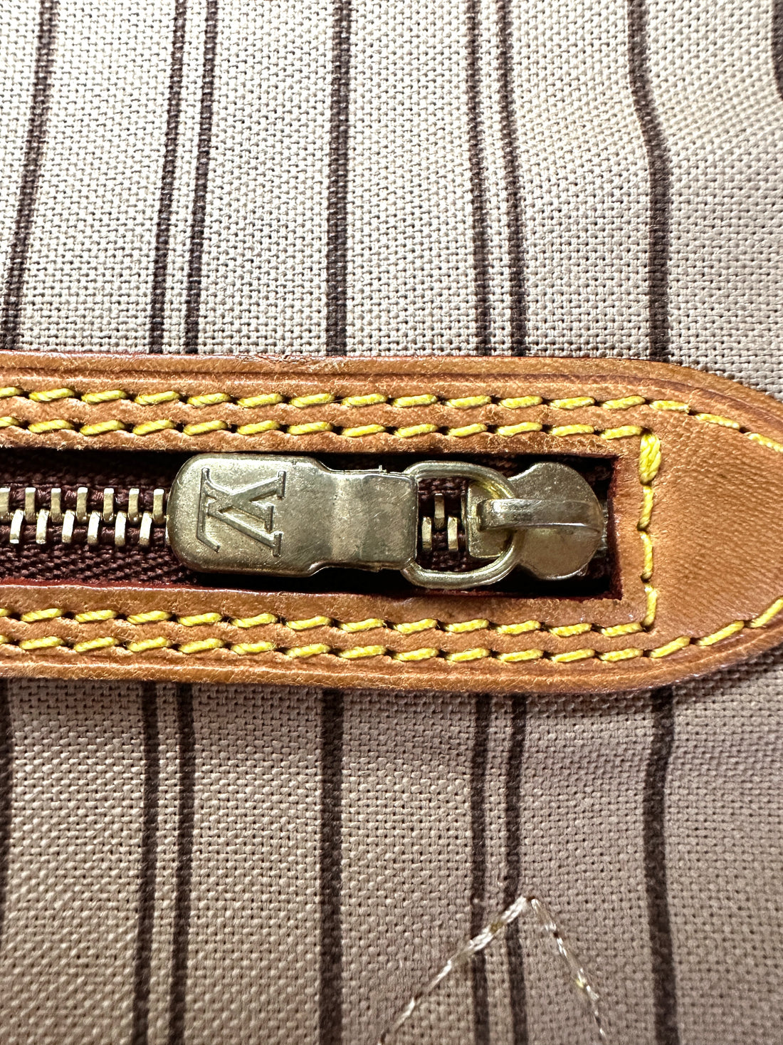 Louis Vuitton Neverfull Monogram Canvas Shoulder Bag LV2635