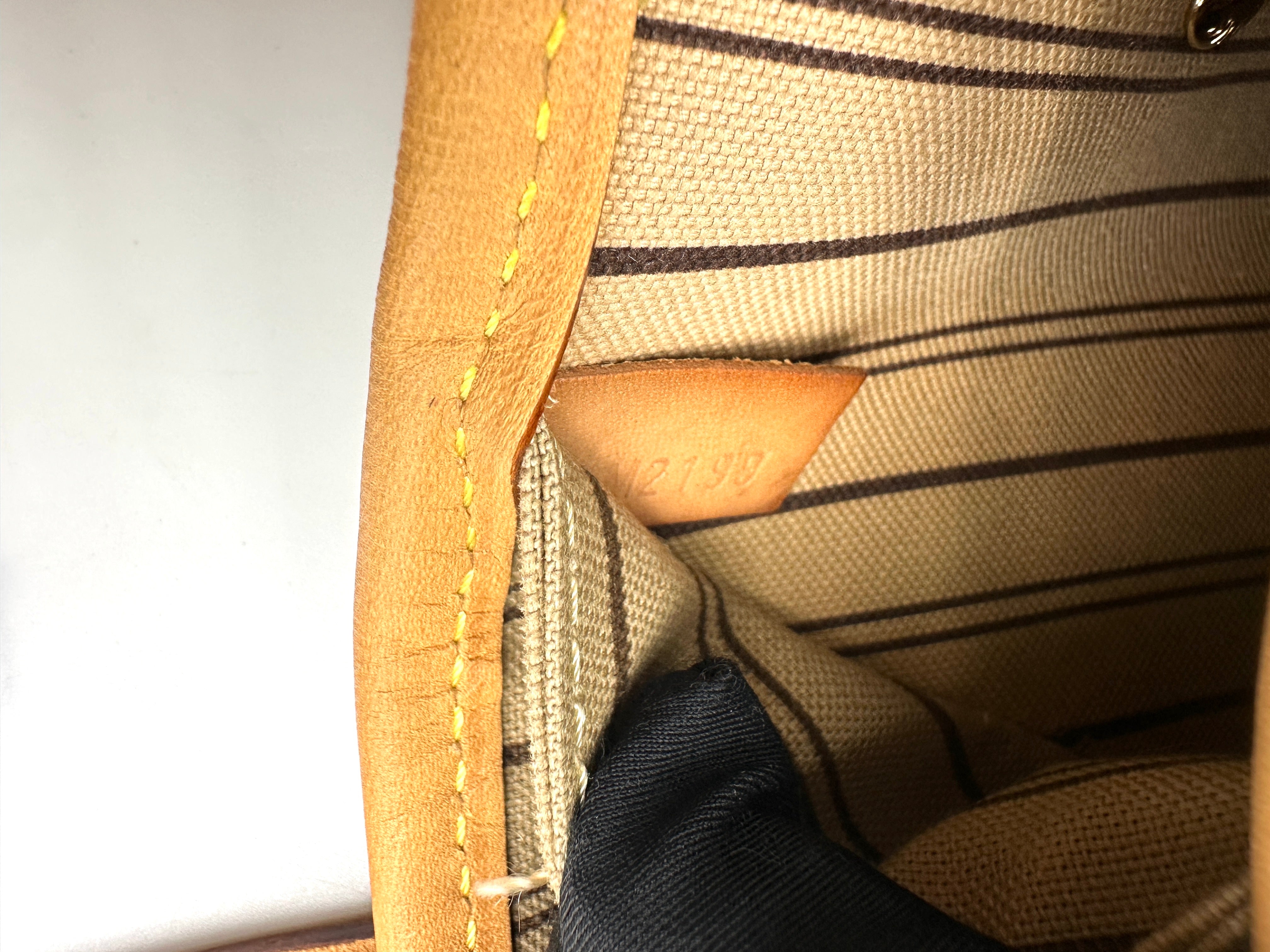 Louis Vuitton Neverfull Monogram Canvas Shoulder Bag LV2635