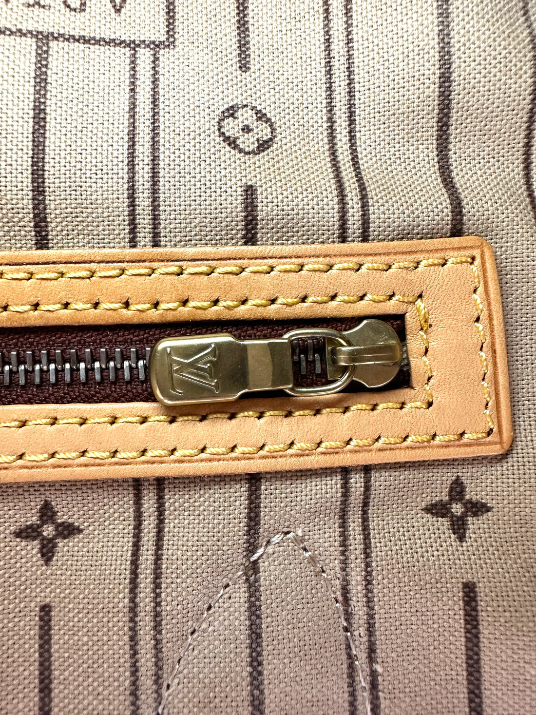 Louis Vuitton Neverfull Monogram Canvas Shoulder Bag LV2648