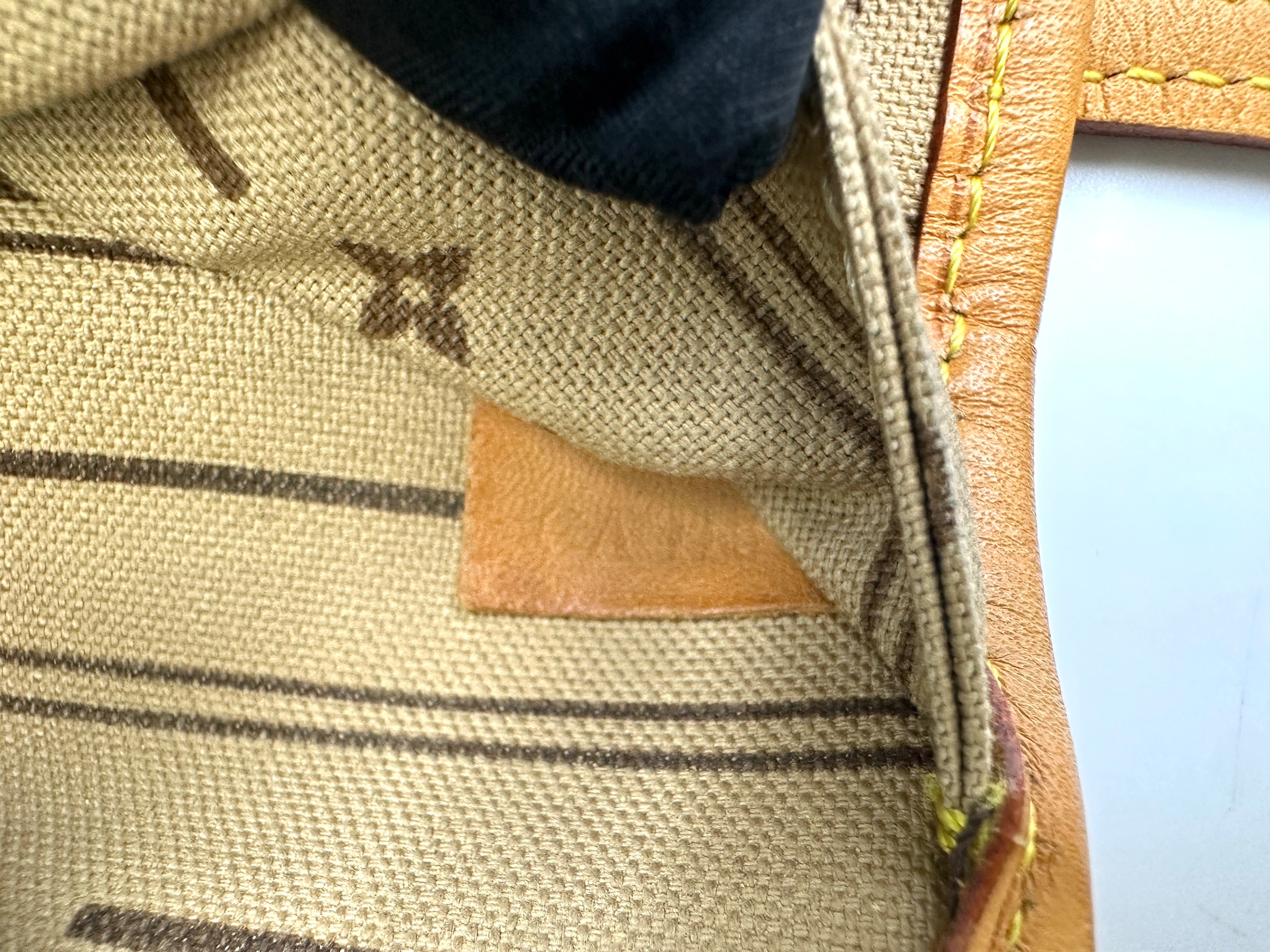 Louis Vuitton Neverfull Monogram Canvas Shoulder Bag LV2650